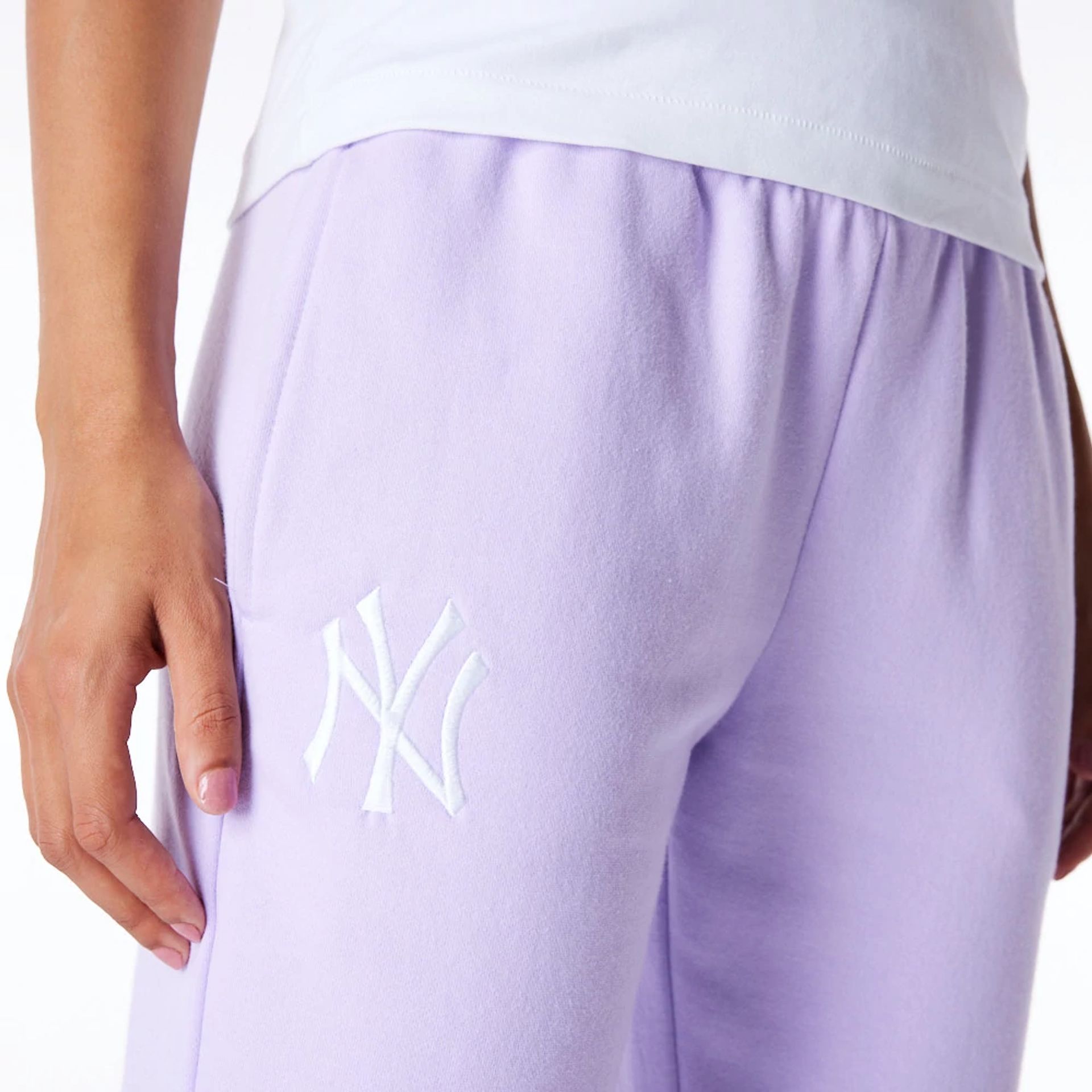 The Female model is wearing New York Yankees Womens MLB League Essential Pastel Purple Fleece Joggers 2