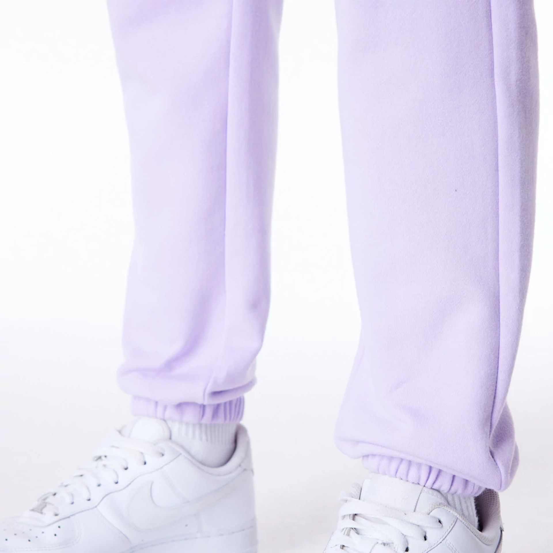 The Female model is wearing New York Yankees Womens MLB League Essential Pastel Purple Fleece Joggers 4