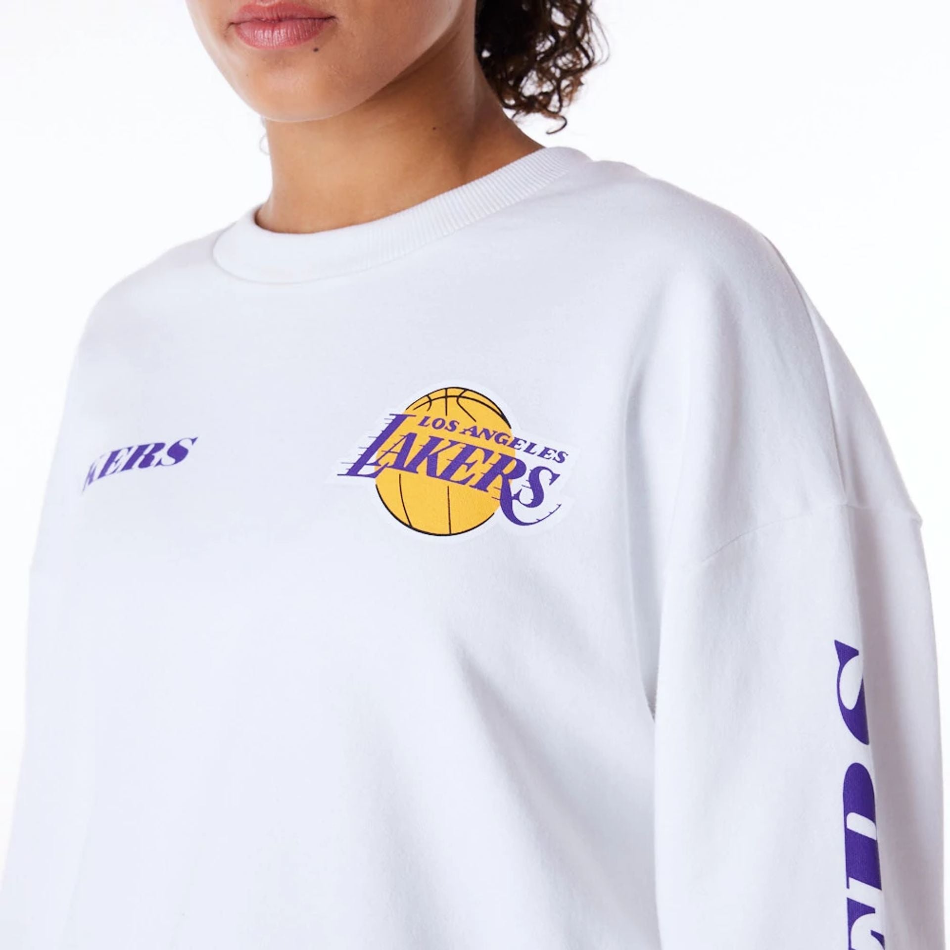 The Female model is wearing LA Lakers Womens NBA Wordmark White Crop Crew Neck Sweatshirt 7