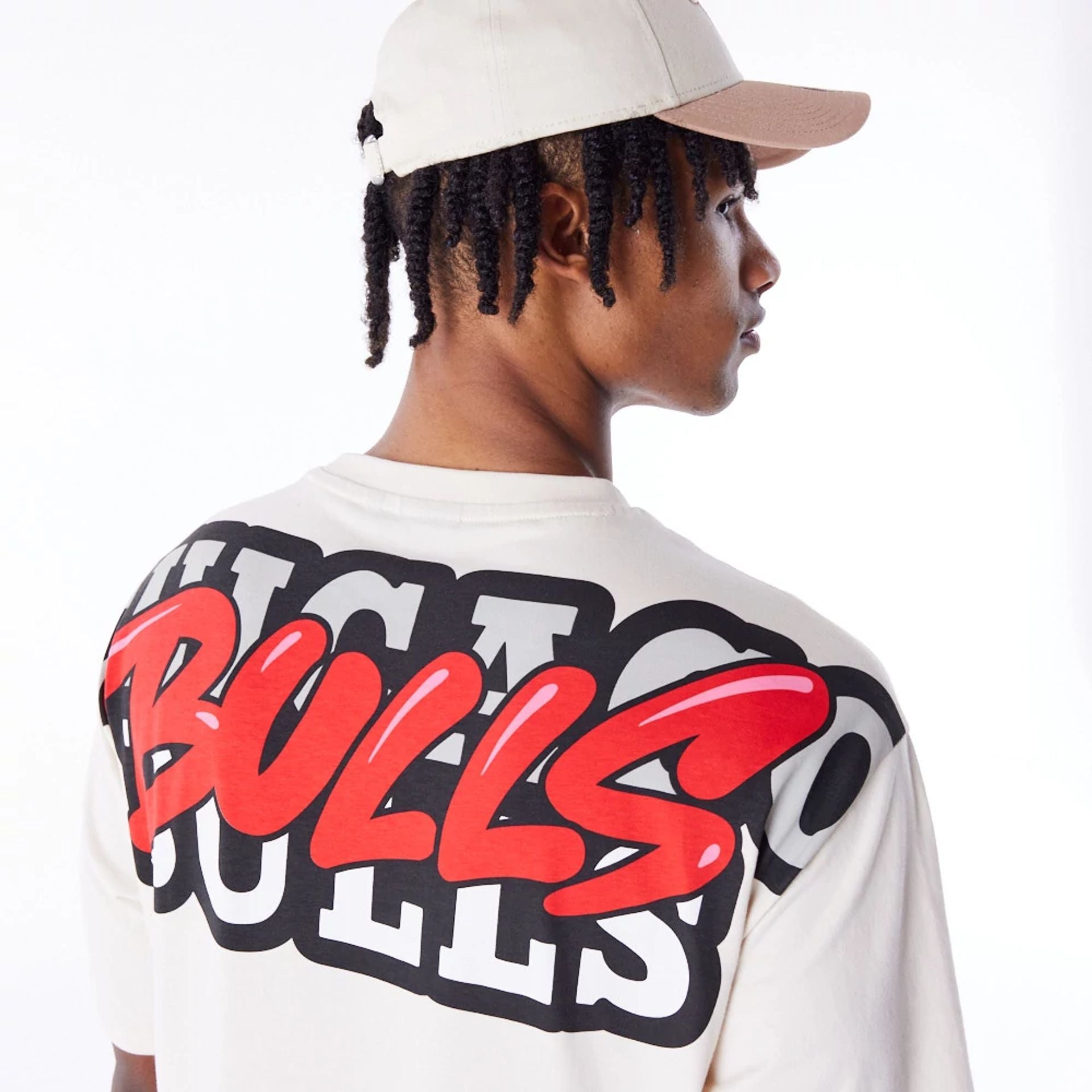 The Male model is wearing Chicago Bulls NBA Wordmark Stone Oversized T-Shirt 8