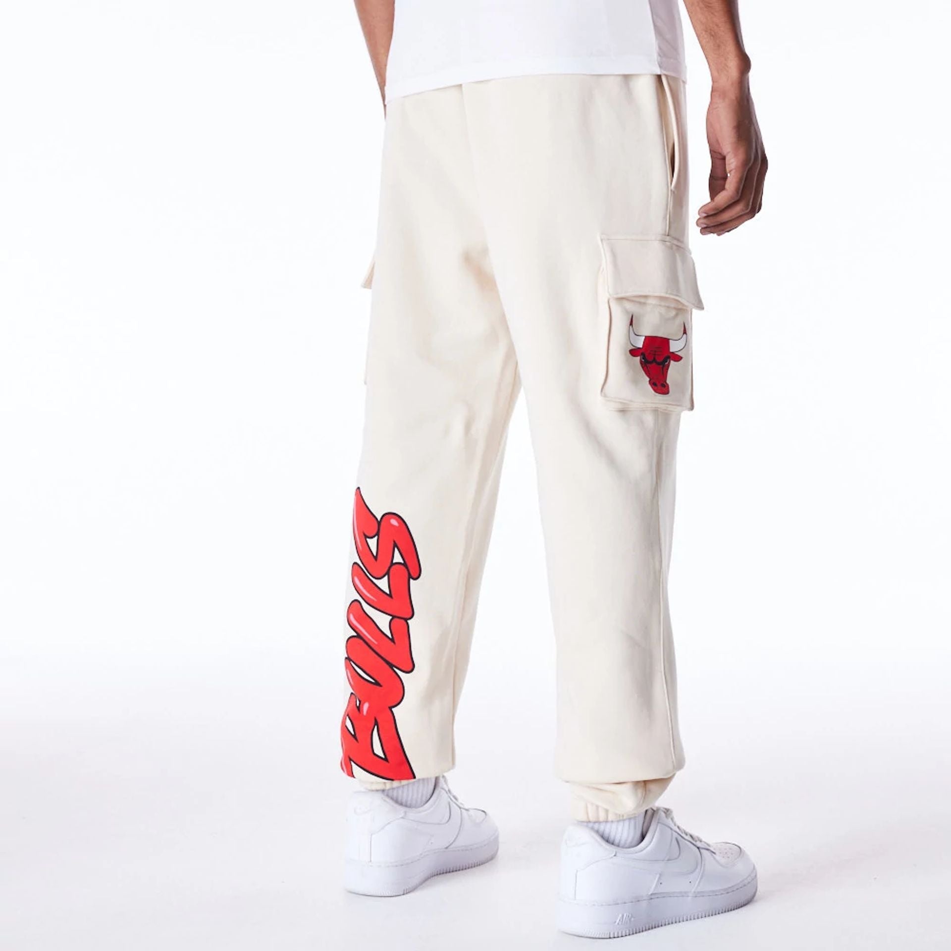 The Male model is wearing Chicago Bulls NBA Wordmark Stone Fleece Cargo Joggers 7