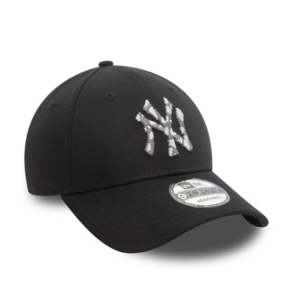 This is a New York Yankees Seasonal Infill Black 9FORTY Adjustable Cap 3