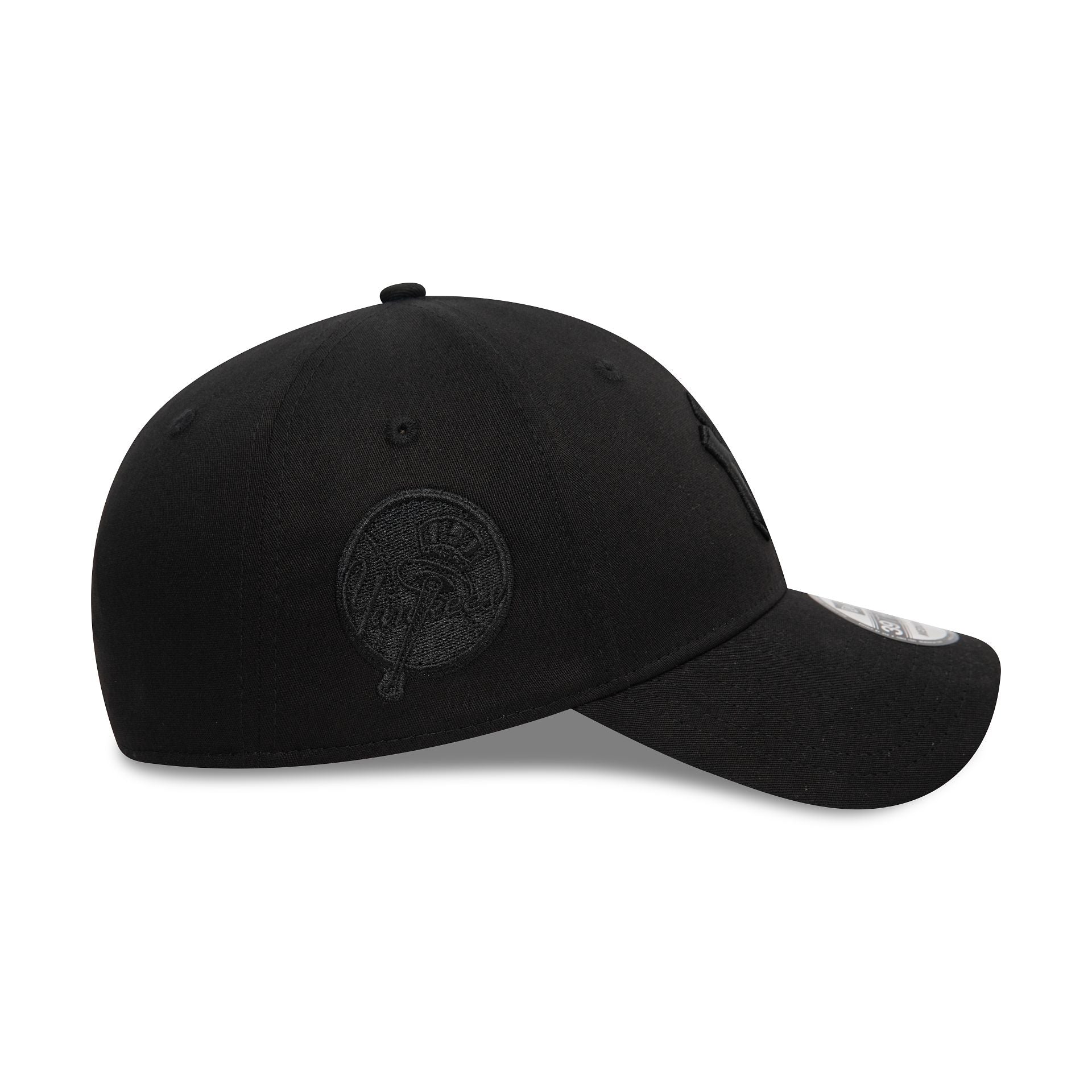 This is a New York Yankees Monochrome Black 39THIRTY Stretch Fit Cap 6