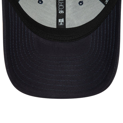 This is a New York Yankees Youth Contrast Khaki 9FORTY Adjustable Cap 3