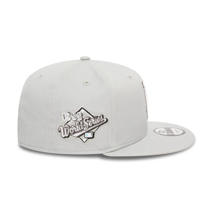 This is a LA Dodgers Seasonal Flower Grey 9FIFTY Snapback Cap 6