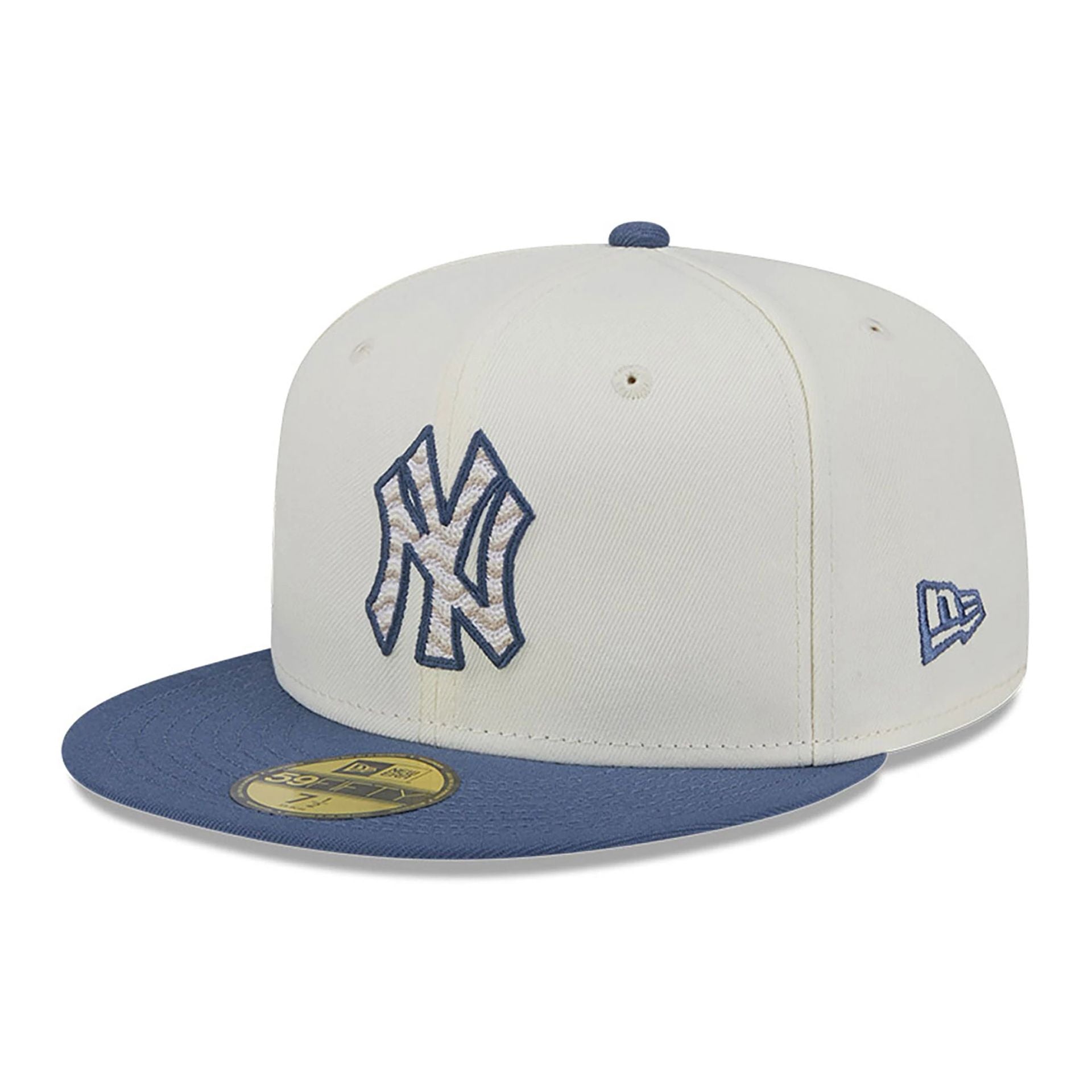 This is a New York Yankees Wavy Chainstitch White 59FIFTY Fitted Cap 4