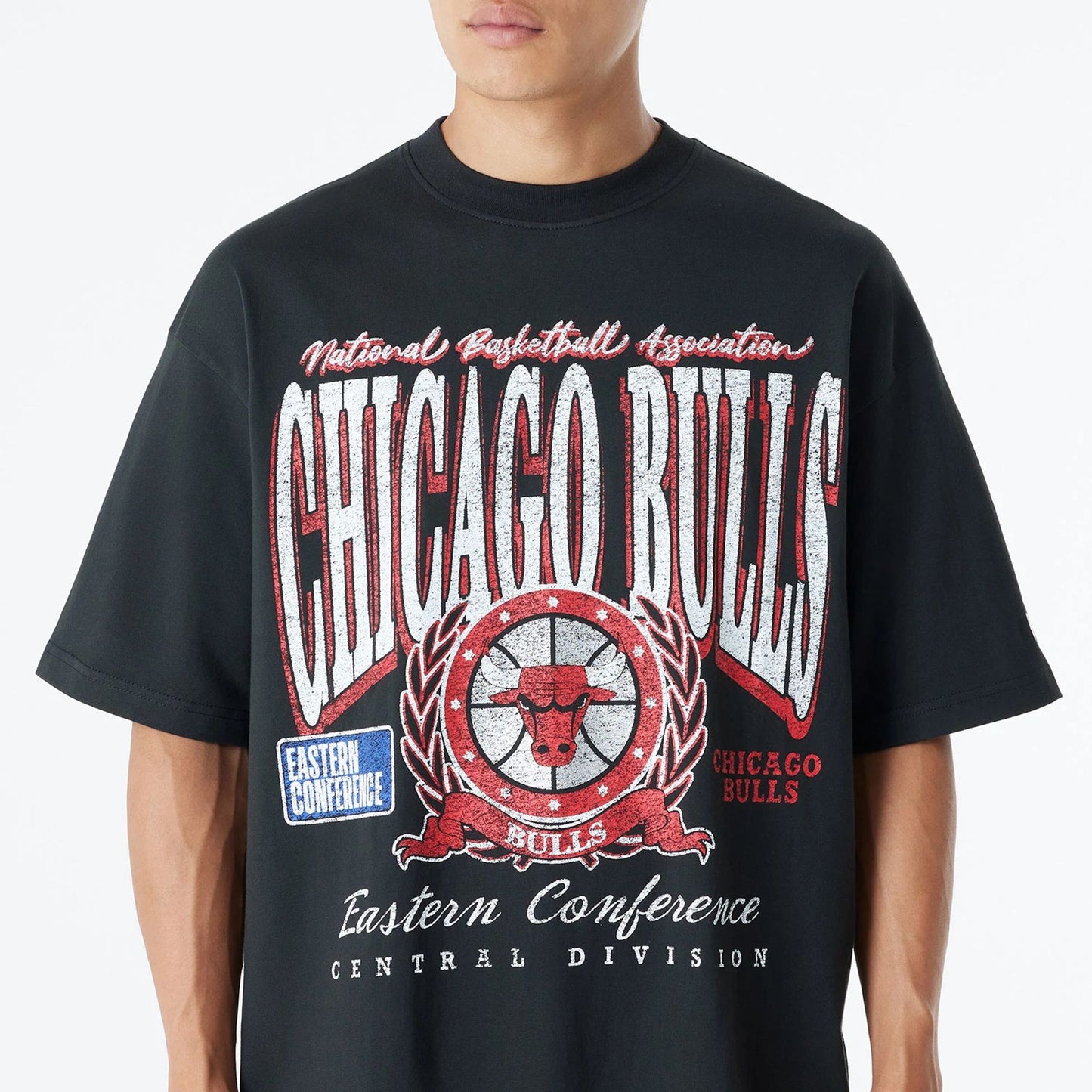 The Male model is wearing Chicago Bulls Oversized Essential Black Oversized T-Shirt 3