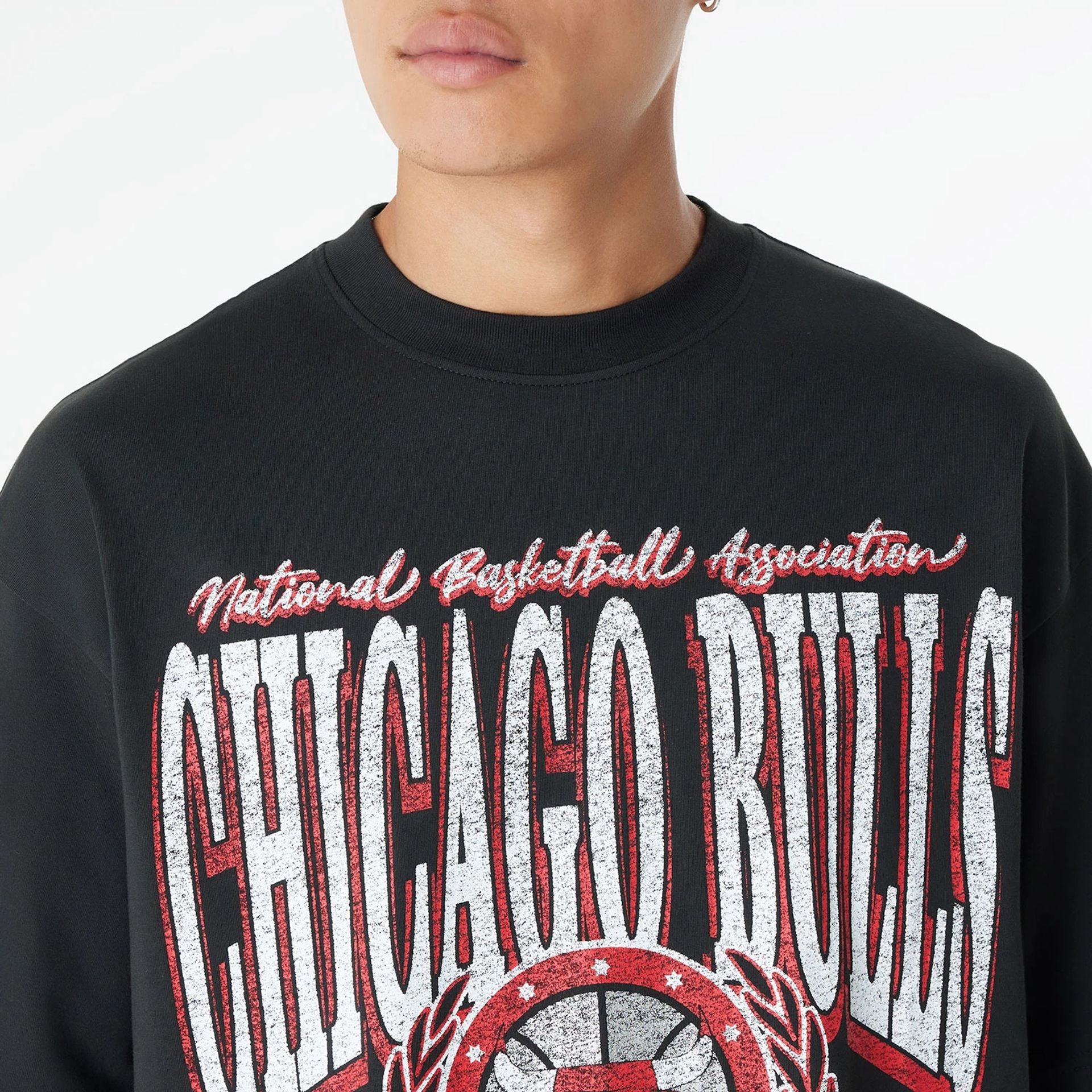 The Male model is wearing Chicago Bulls Oversized Essential Black Oversized T-Shirt 7