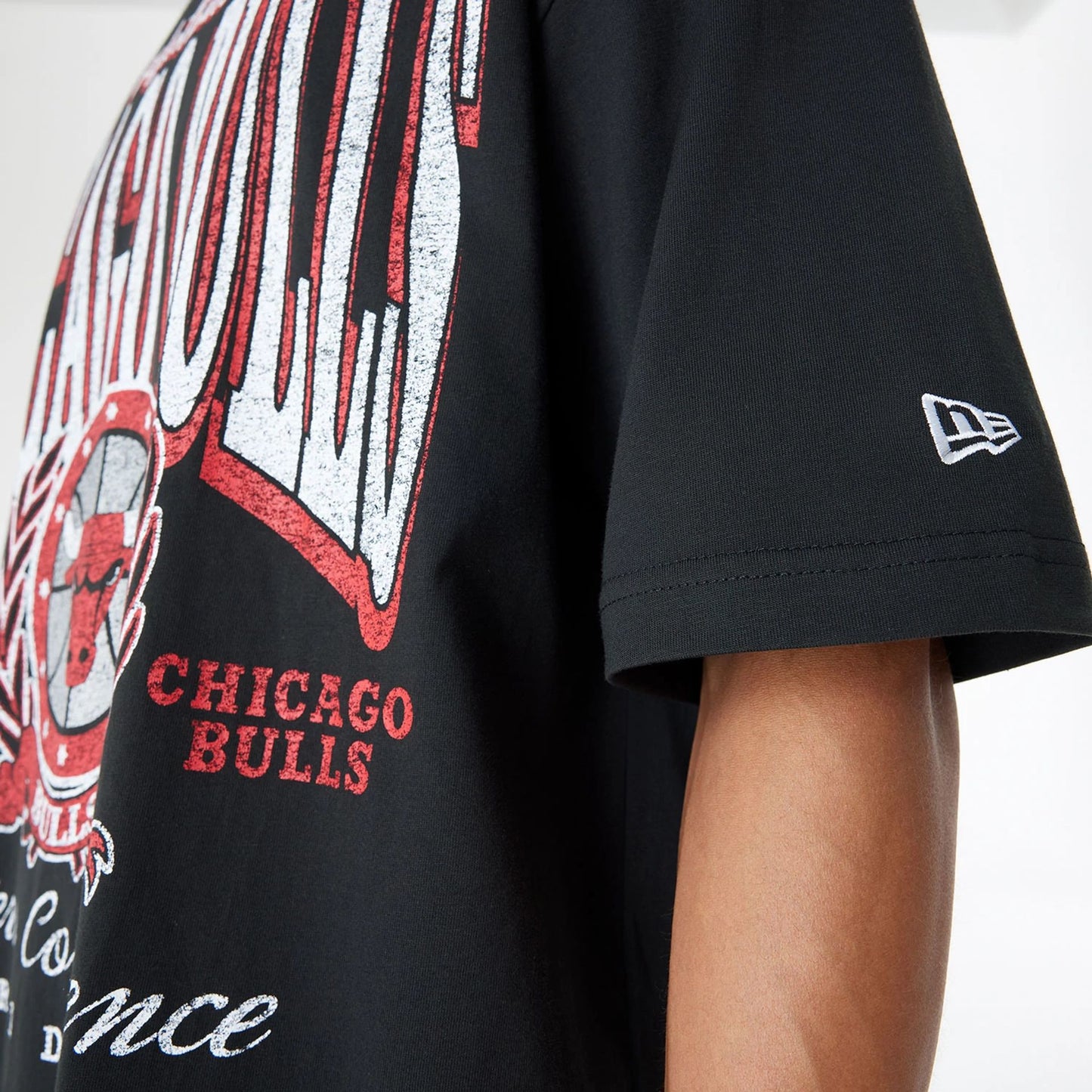 The Male model is wearing Chicago Bulls Oversized Essential Black Oversized T-Shirt 4