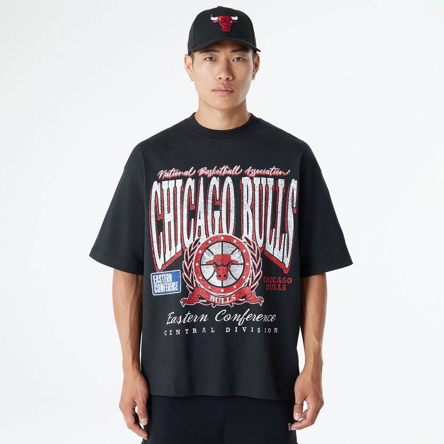 The Male model is wearing Chicago Bulls Oversized Essential Black Oversized T-Shirt 1