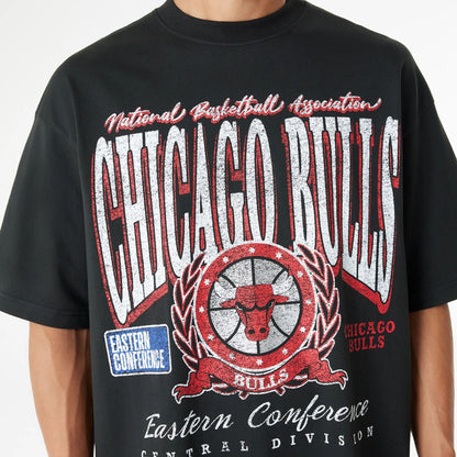 The Male model is wearing Chicago Bulls Oversized Essential Black Oversized T-Shirt 5