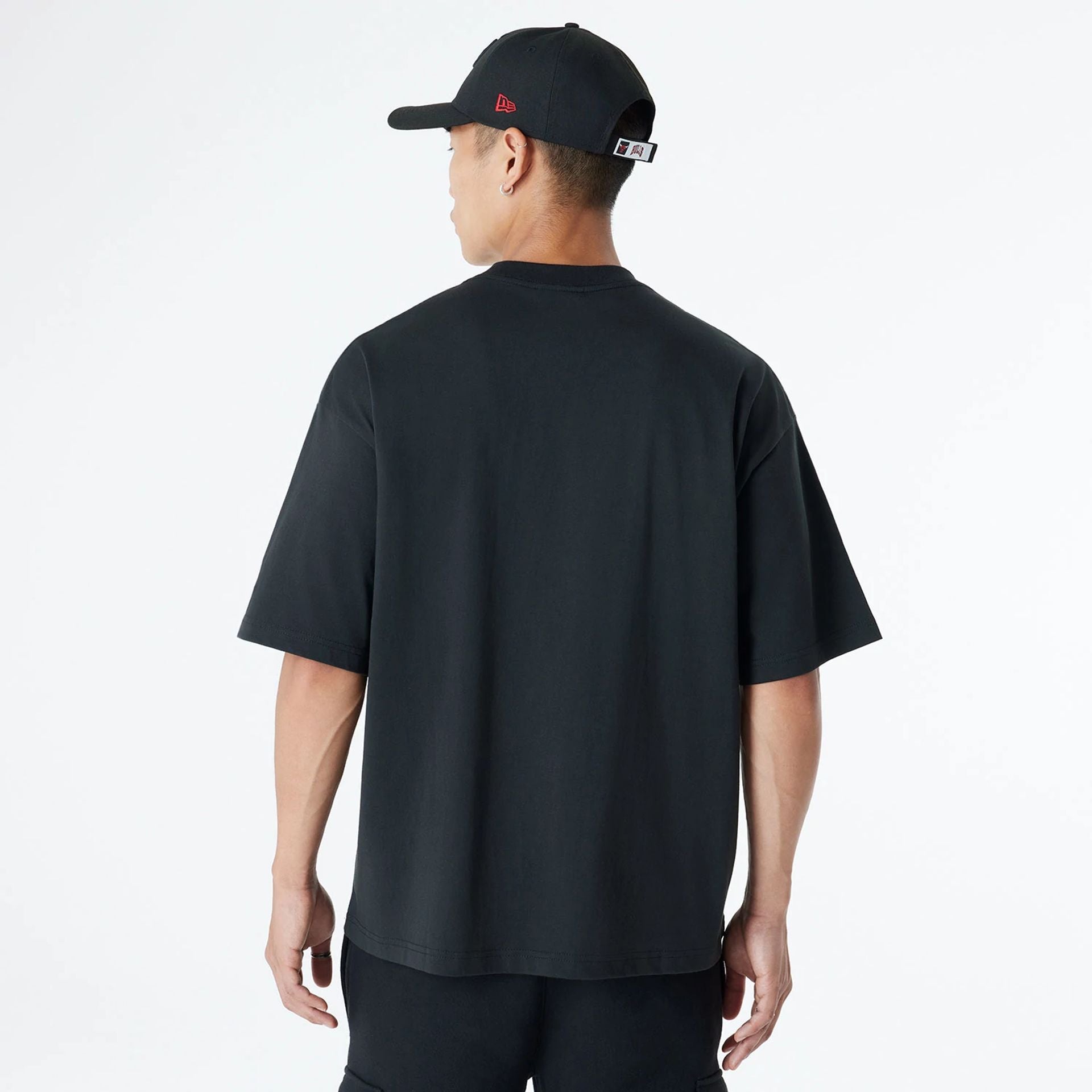 The Male model is wearing Chicago Bulls Oversized Essential Black Oversized T-Shirt 2