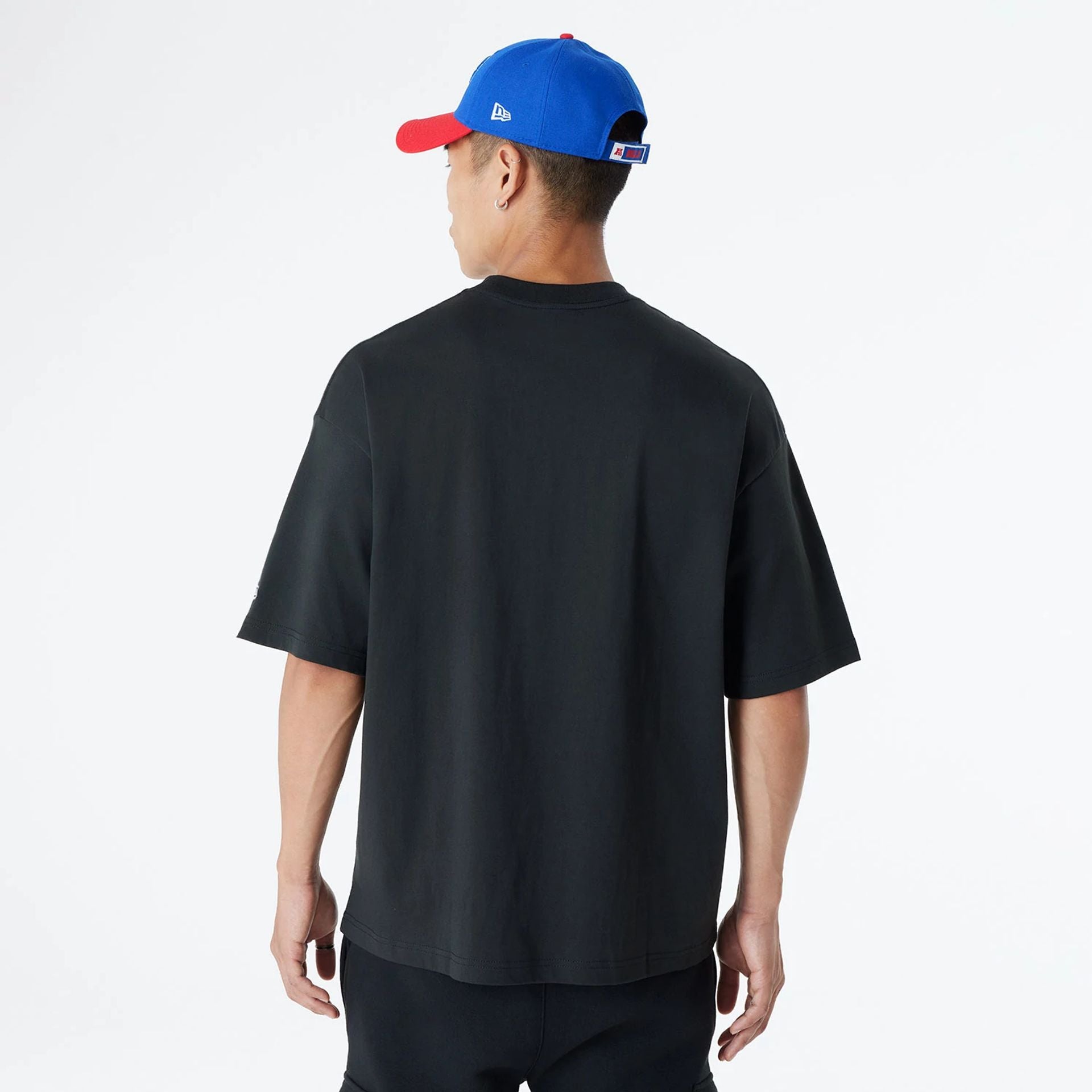 The Male model is wearing Buffalo Bills Oversized Essential Black Oversized T-Shirt 2