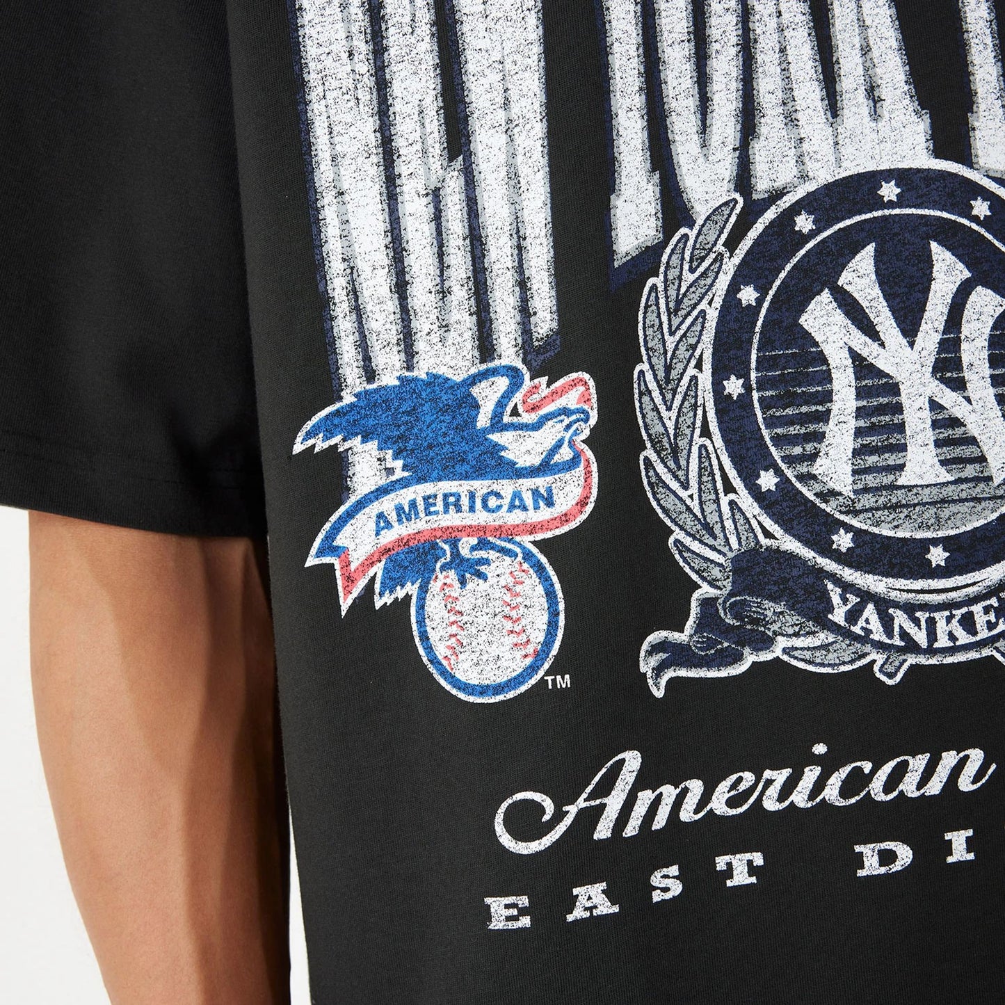 The Male model is wearing New York Yankees Oversized Essential Black Oversized T-Shirt 6