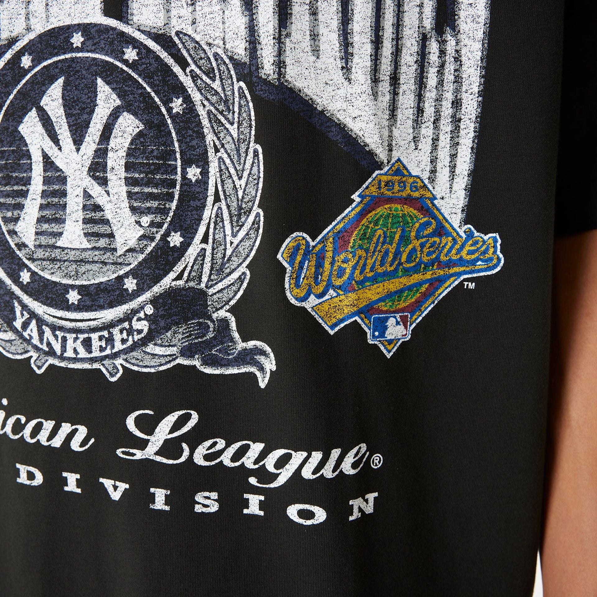 The Male model is wearing New York Yankees Oversized Essential Black Oversized T-Shirt 7