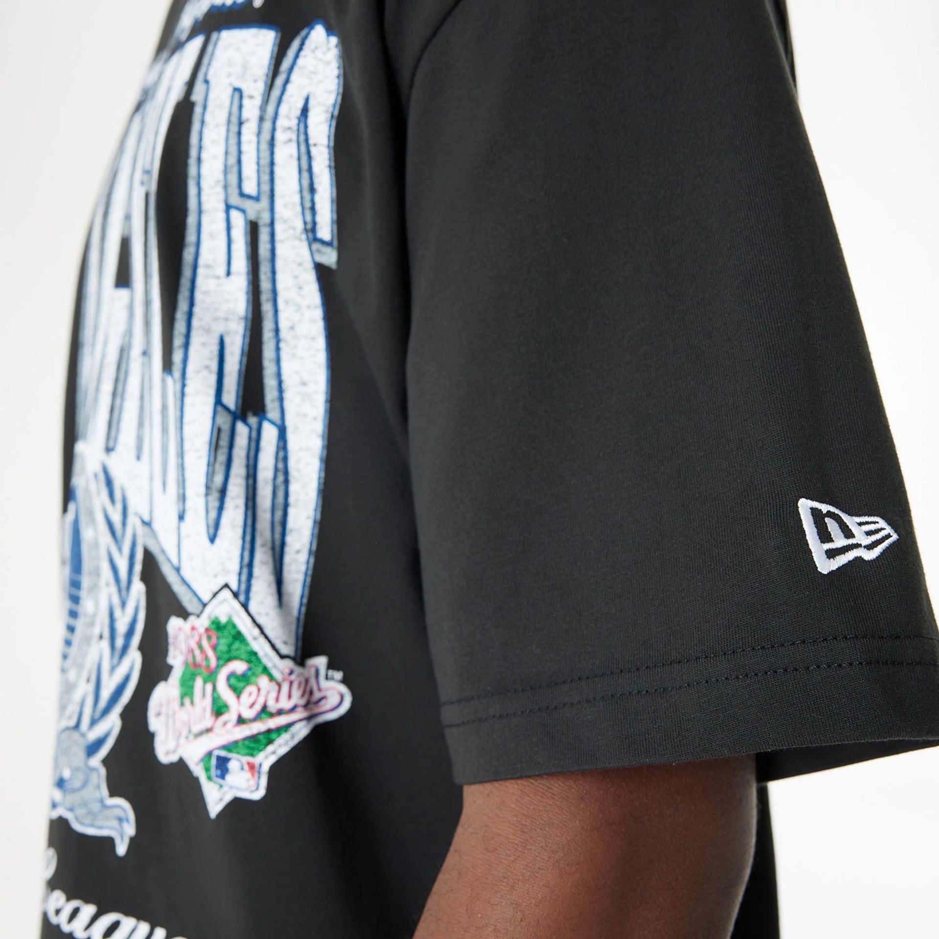 The Male model is wearing LA Dodgers Oversized Essential Black Oversized T-Shirt 4