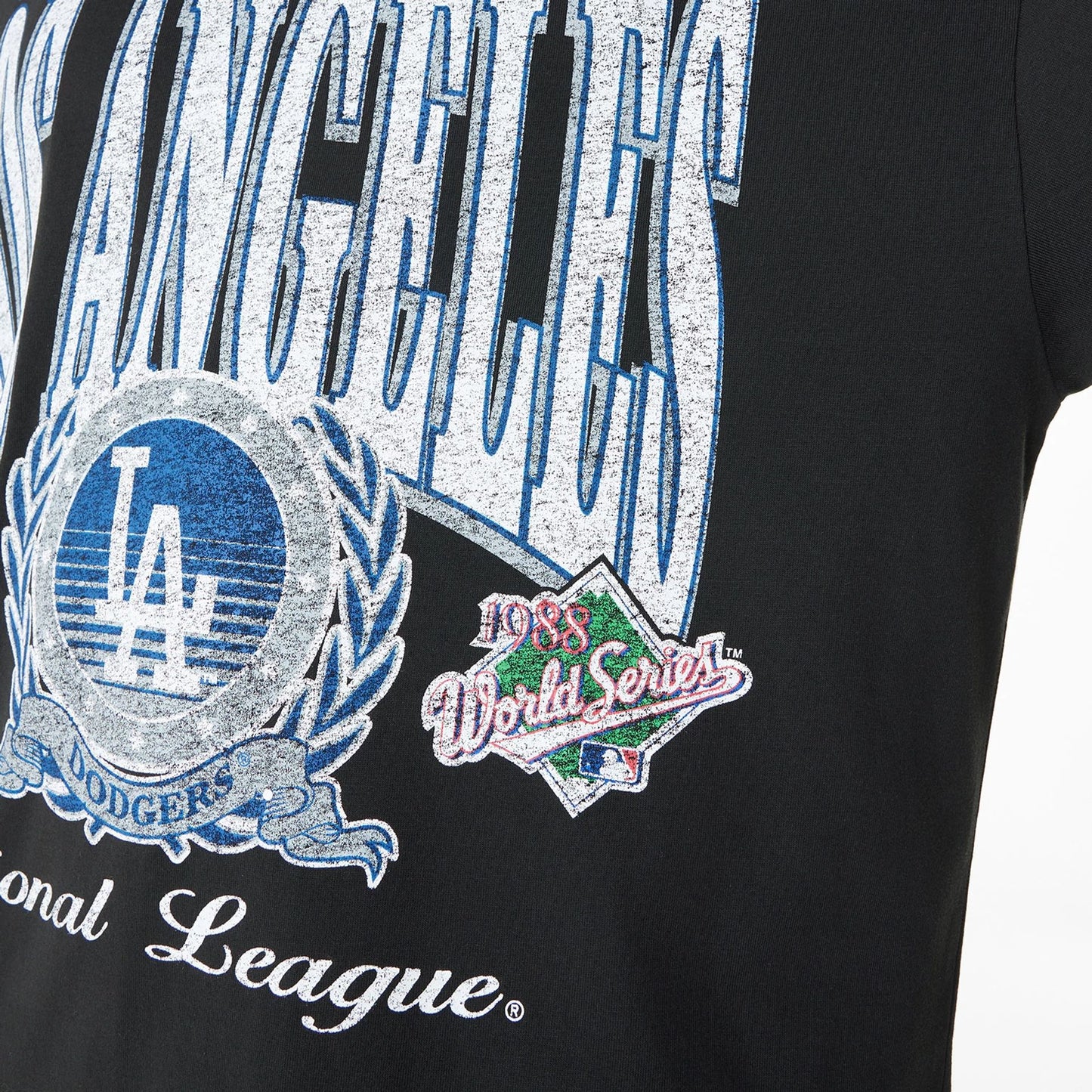 The Male model is wearing LA Dodgers Oversized Essential Black Oversized T-Shirt 7