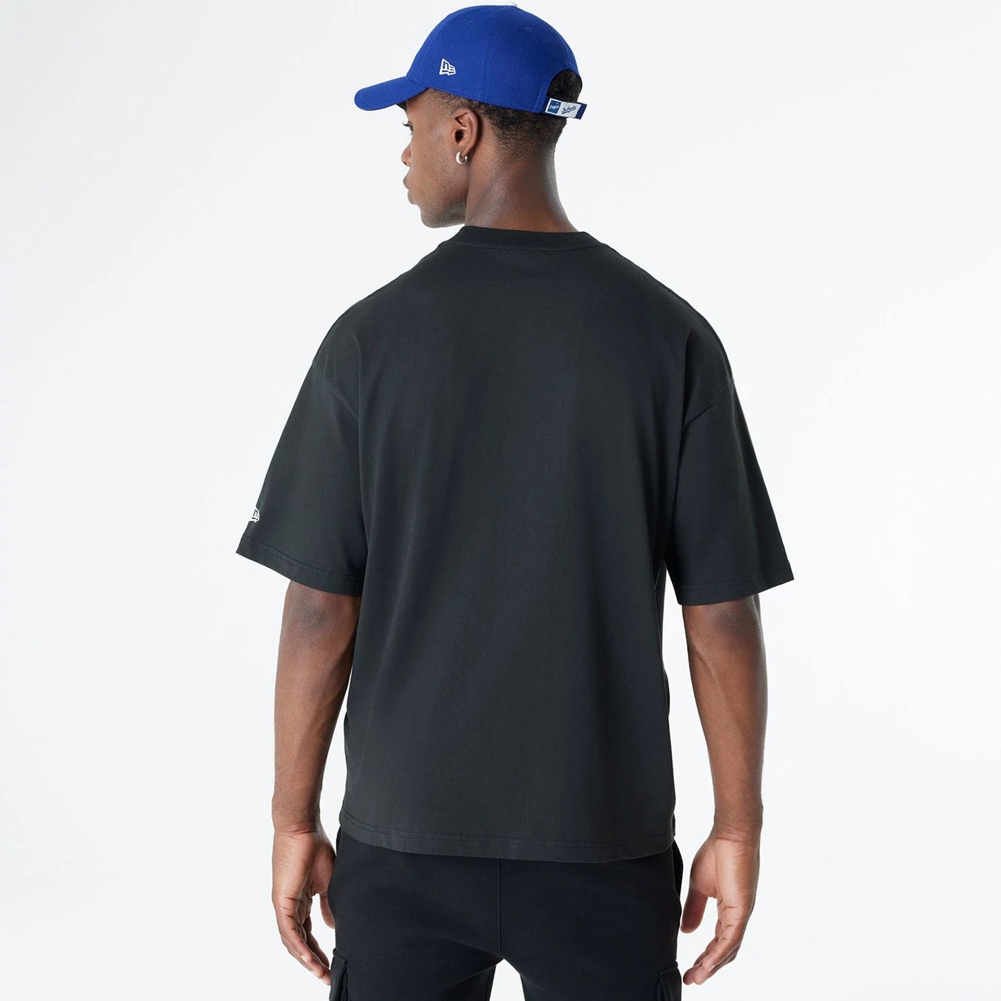 The Male model is wearing LA Dodgers Oversized Essential Black Oversized T-Shirt 2