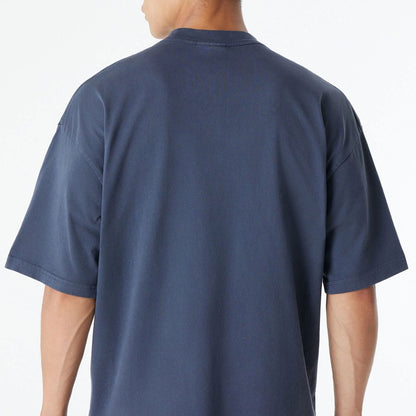 The Male model is wearing New York Yankees Oversized Essential Navy Oversized T-Shirt 7