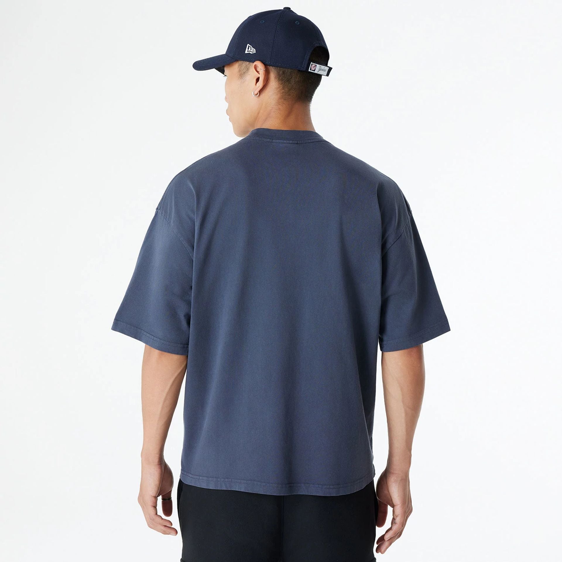 The Male model is wearing New York Yankees Oversized Essential Navy Oversized T-Shirt 2