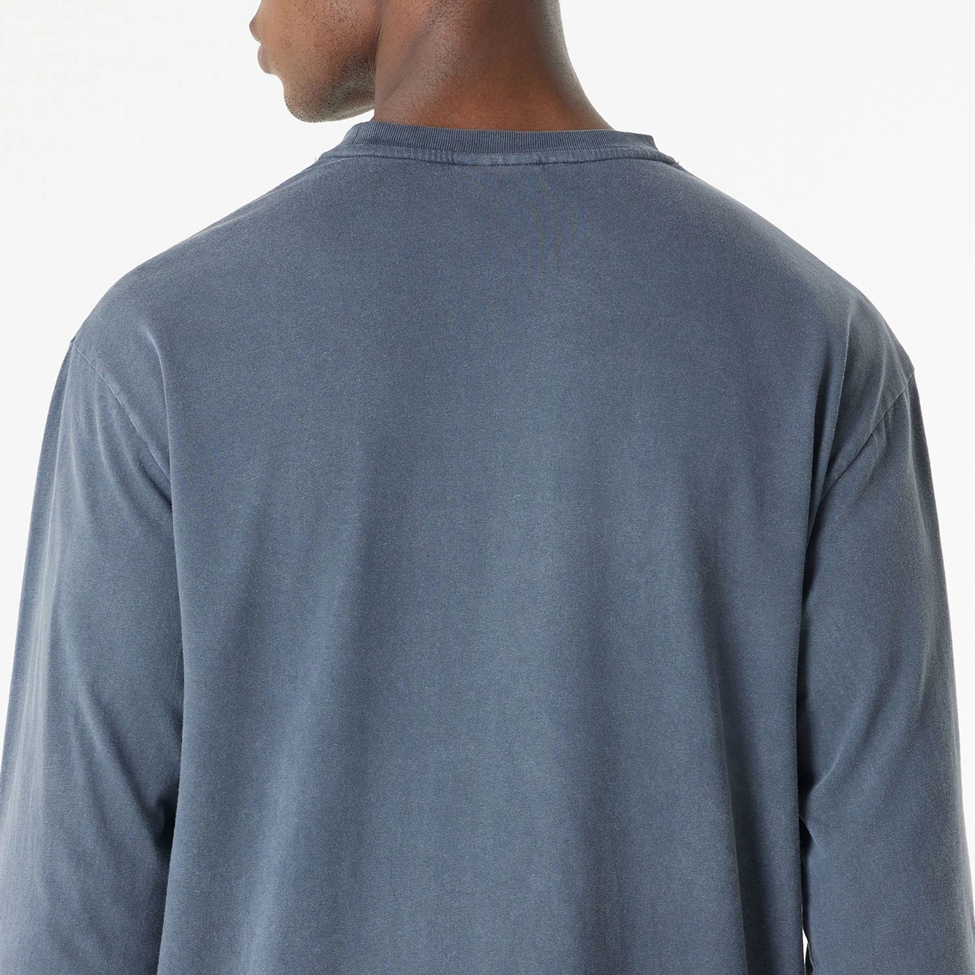 The Male model is wearing Chicago White Sox Oversized Essential Navy Oversized Long Sleeve T-Shirt 7