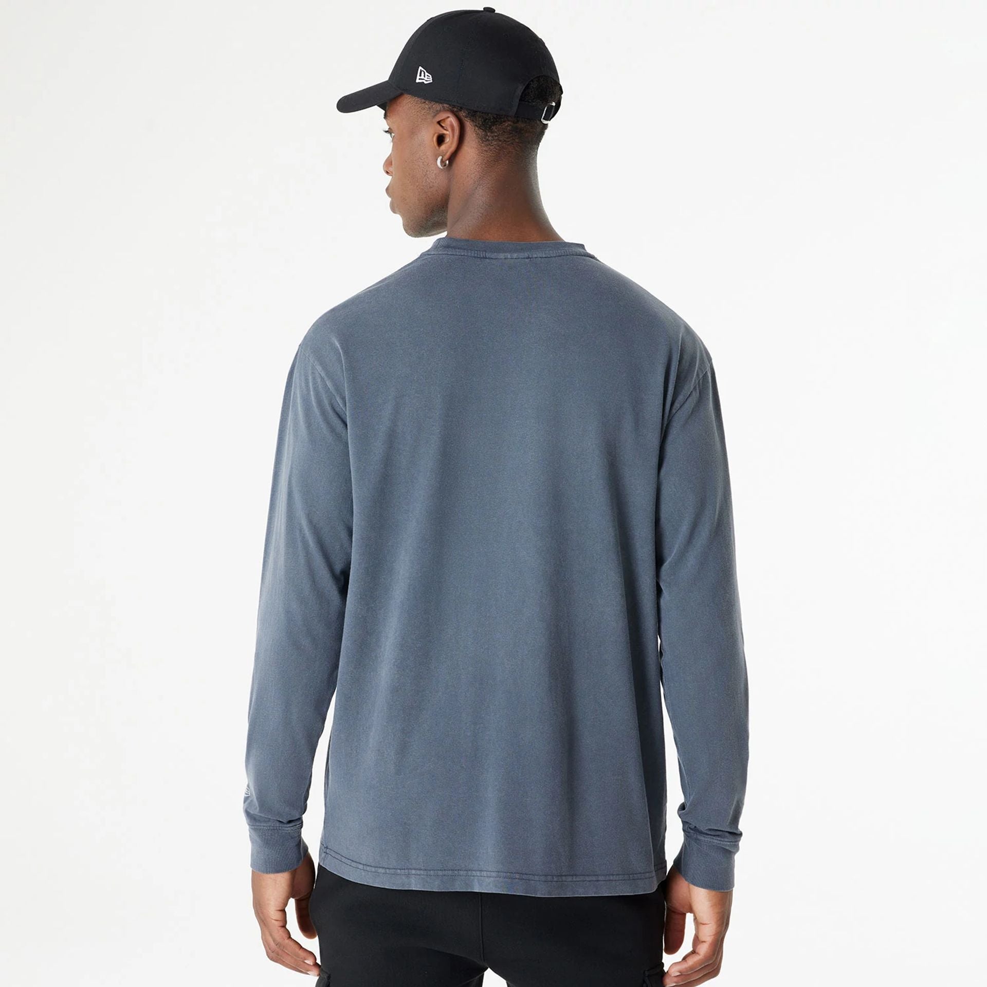 The Male model is wearing Chicago White Sox Oversized Essential Navy Oversized Long Sleeve T-Shirt 2