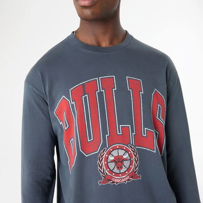 The Male model is wearing Chicago Bulls Oversized Essential Black Oversized Long Sleeve T-Shirt 3