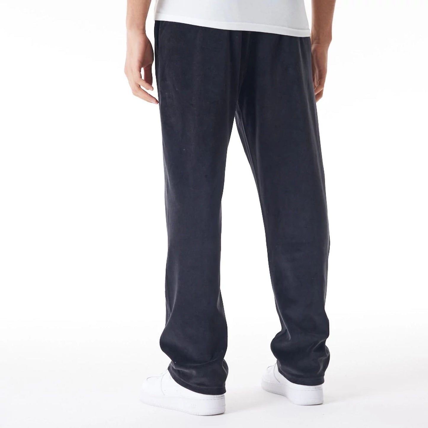 The Male model is wearing Chicago Bulls NBA Lifestyle Velour Black Track Joggers  7