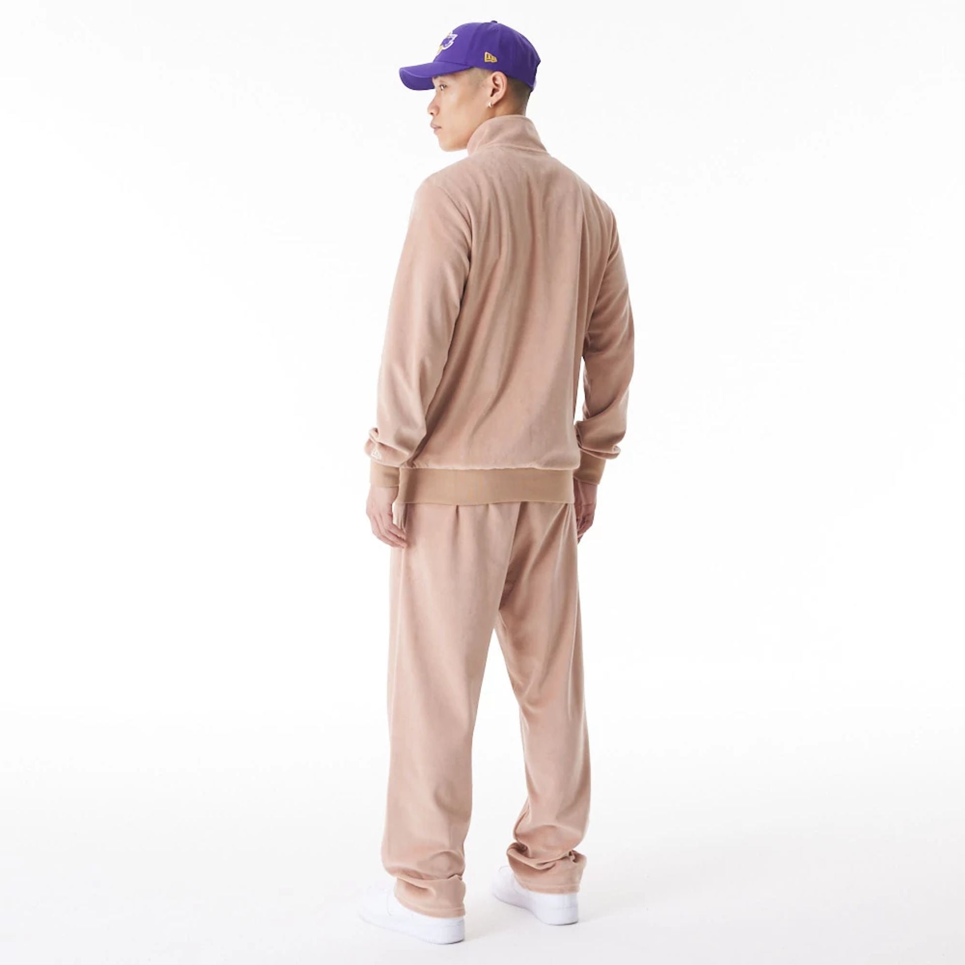 The Male model is wearing LA Lakers NBA Lifestyle Velour Beige Track Joggers  2