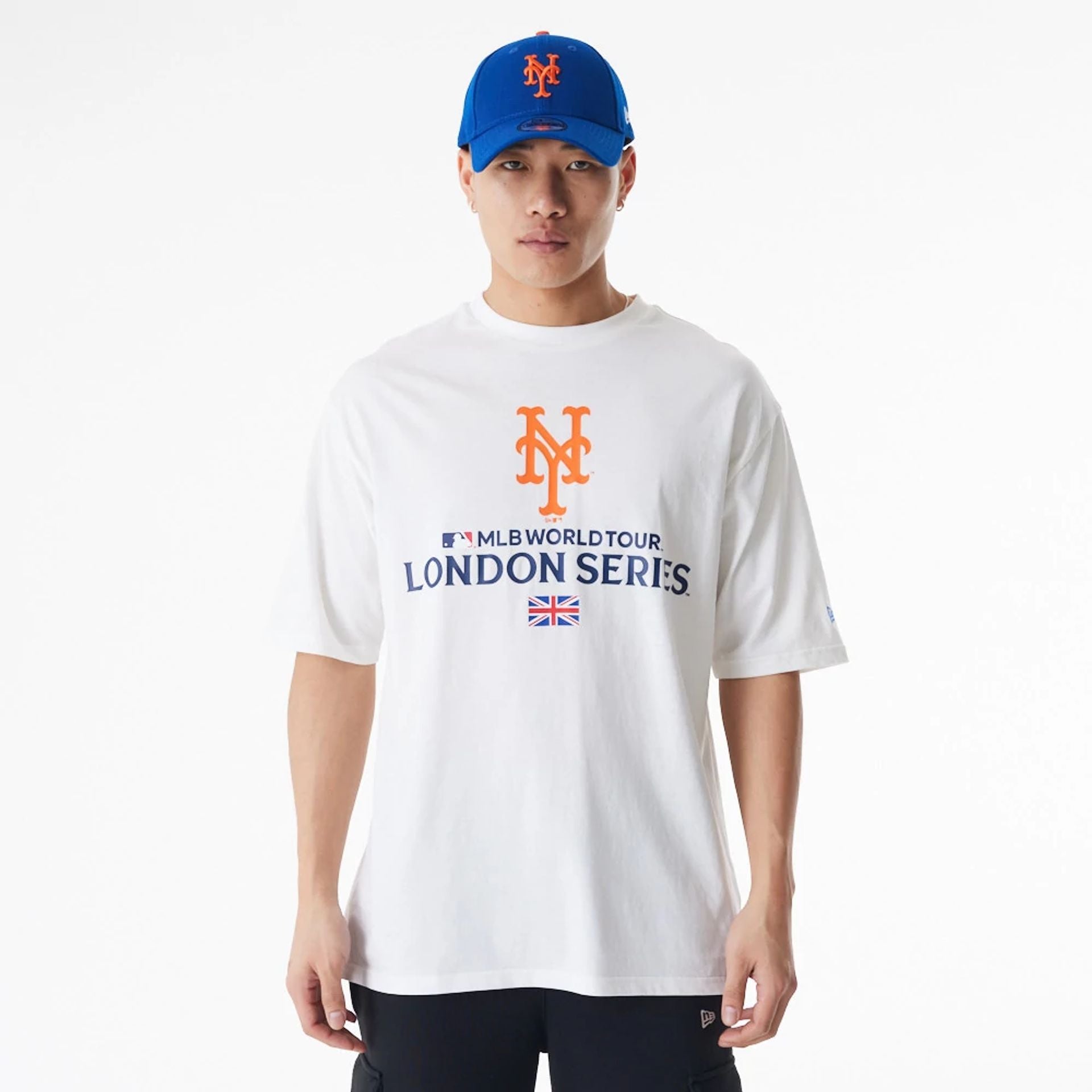 The Male model is wearing New York Mets MLB London Series 2024 White Oversized T-Shirt 1