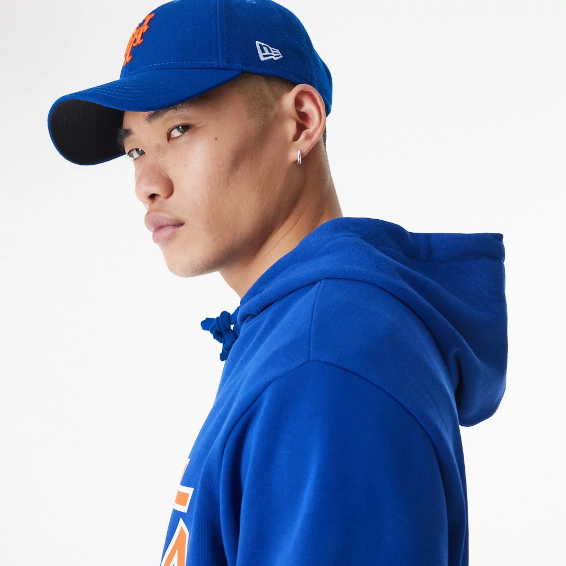 The Male model is wearing New York Mets MLB London Series 2024 Blue Pullover Hoodie 5