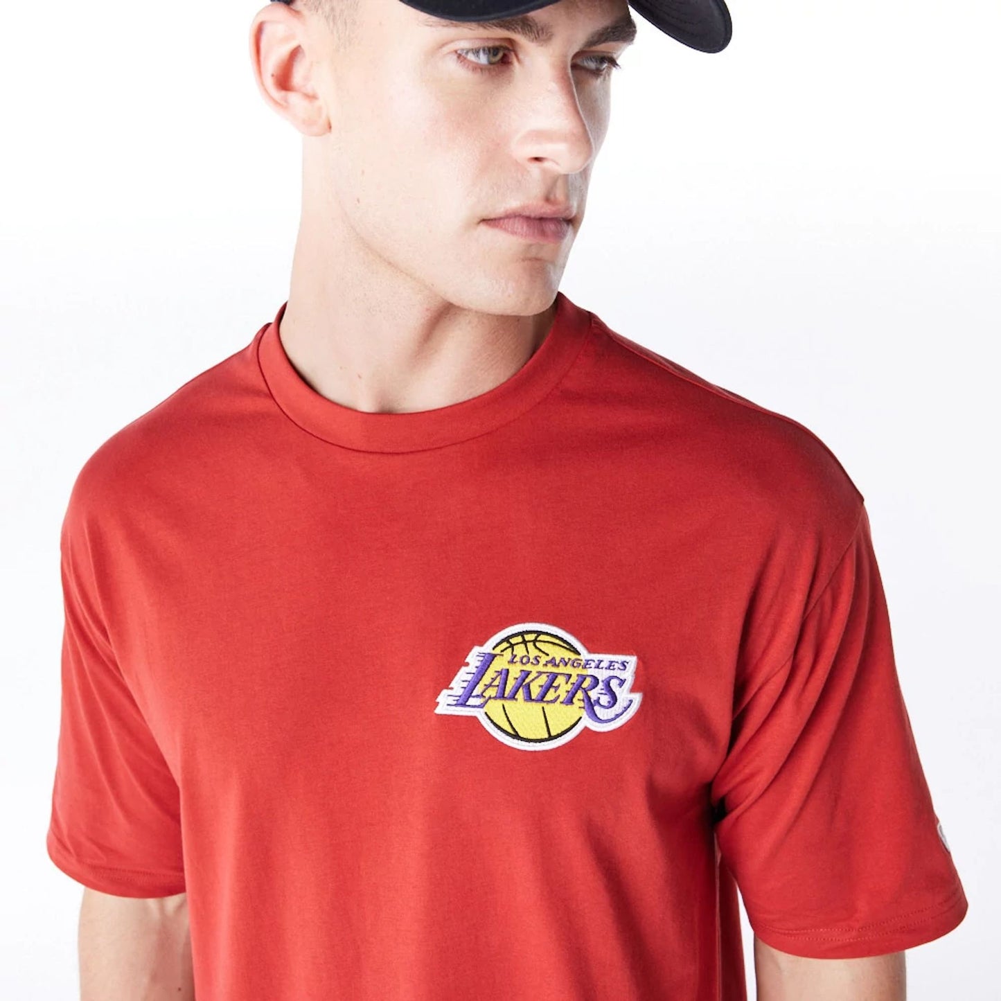 The Male model is wearing LA Lakers League Essential Red Oversized T-Shirt  5