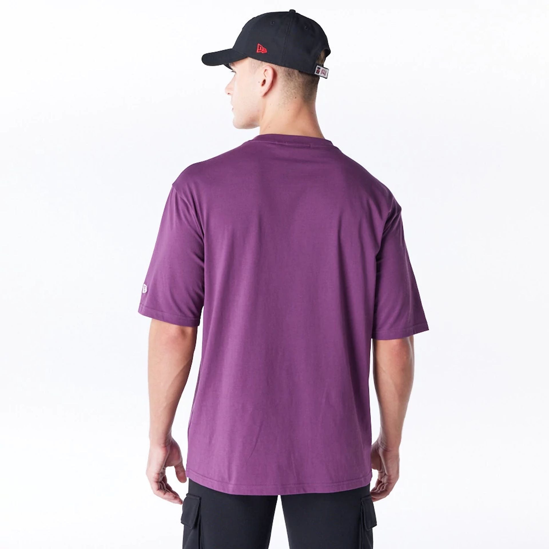 The Male model is wearing Chicago Bulls League Essential Dark Purple Oversized T-Shirt  2