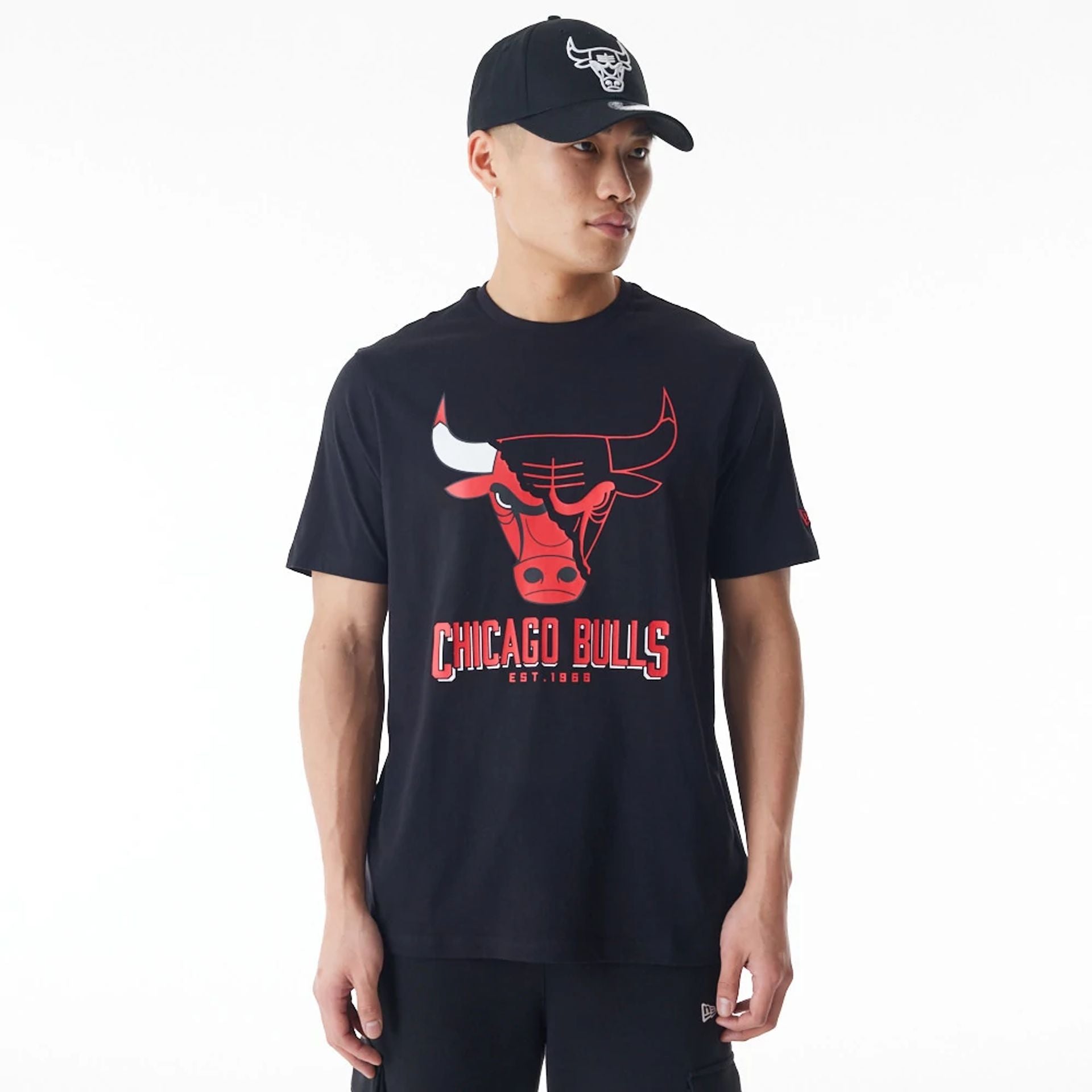 The Male model is wearing Chicago Bulls NBA Logo Graphic Black T-Shirt 1