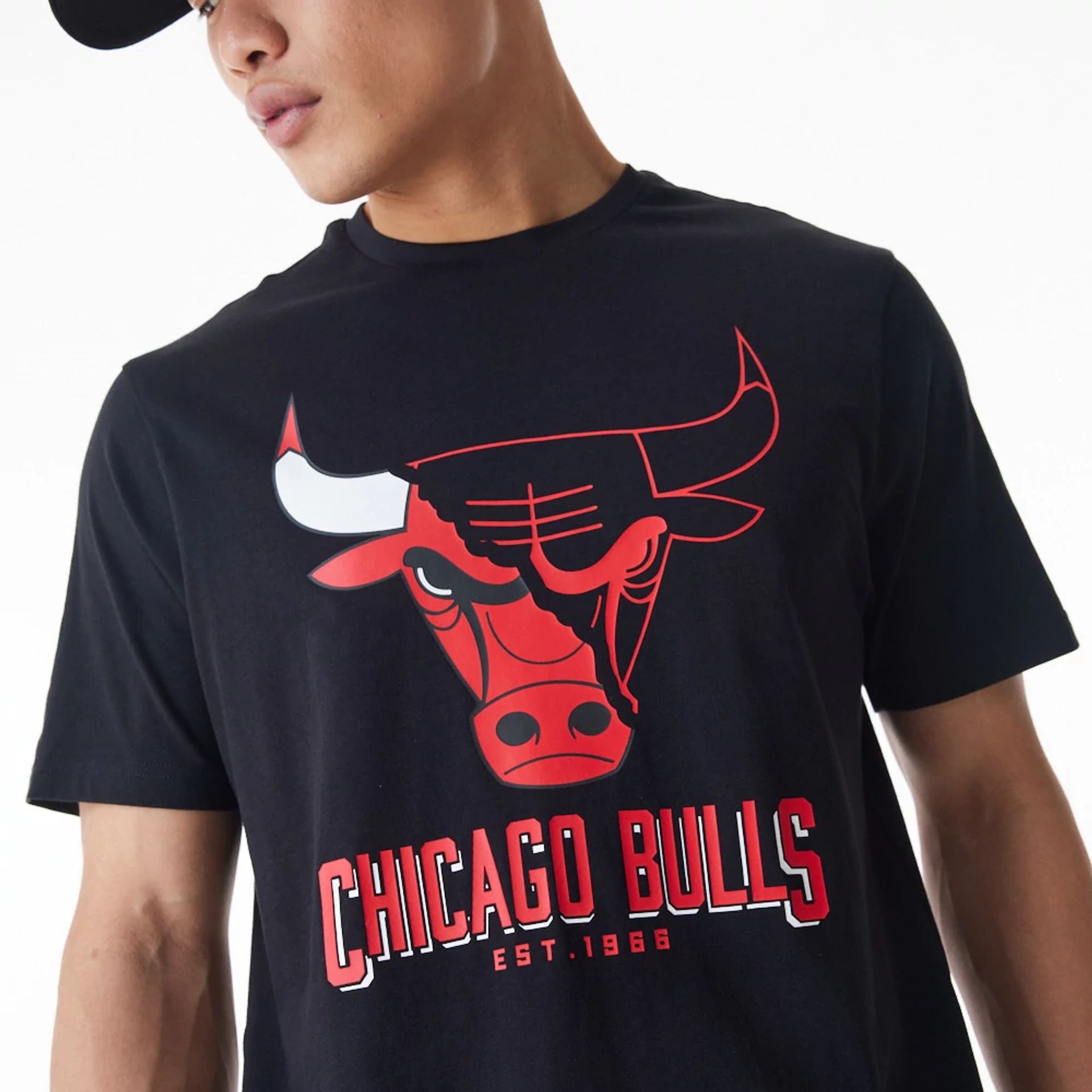 The Male model is wearing Chicago Bulls NBA Logo Graphic Black T-Shirt 5