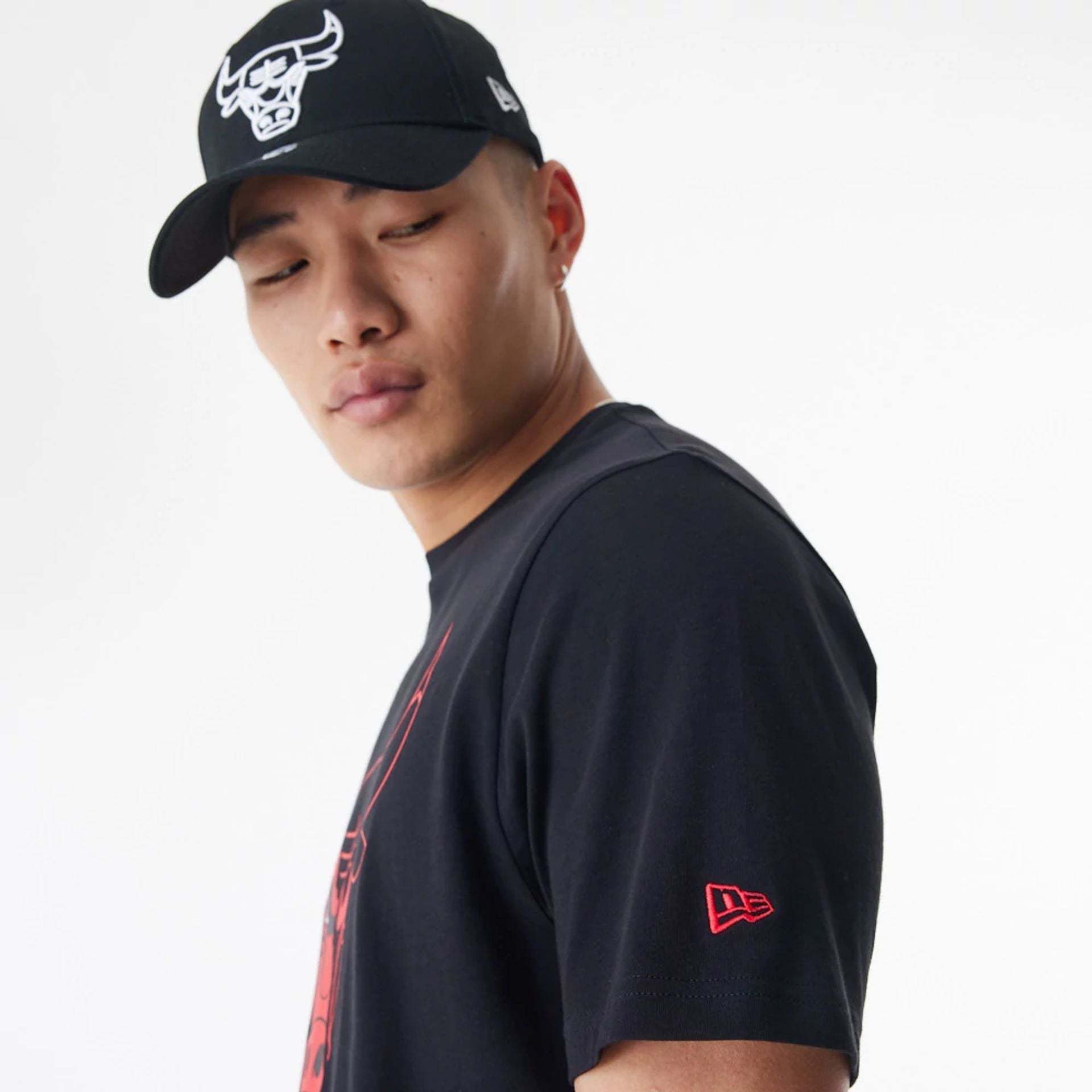 The Male model is wearing Chicago Bulls NBA Logo Graphic Black T-Shirt 6