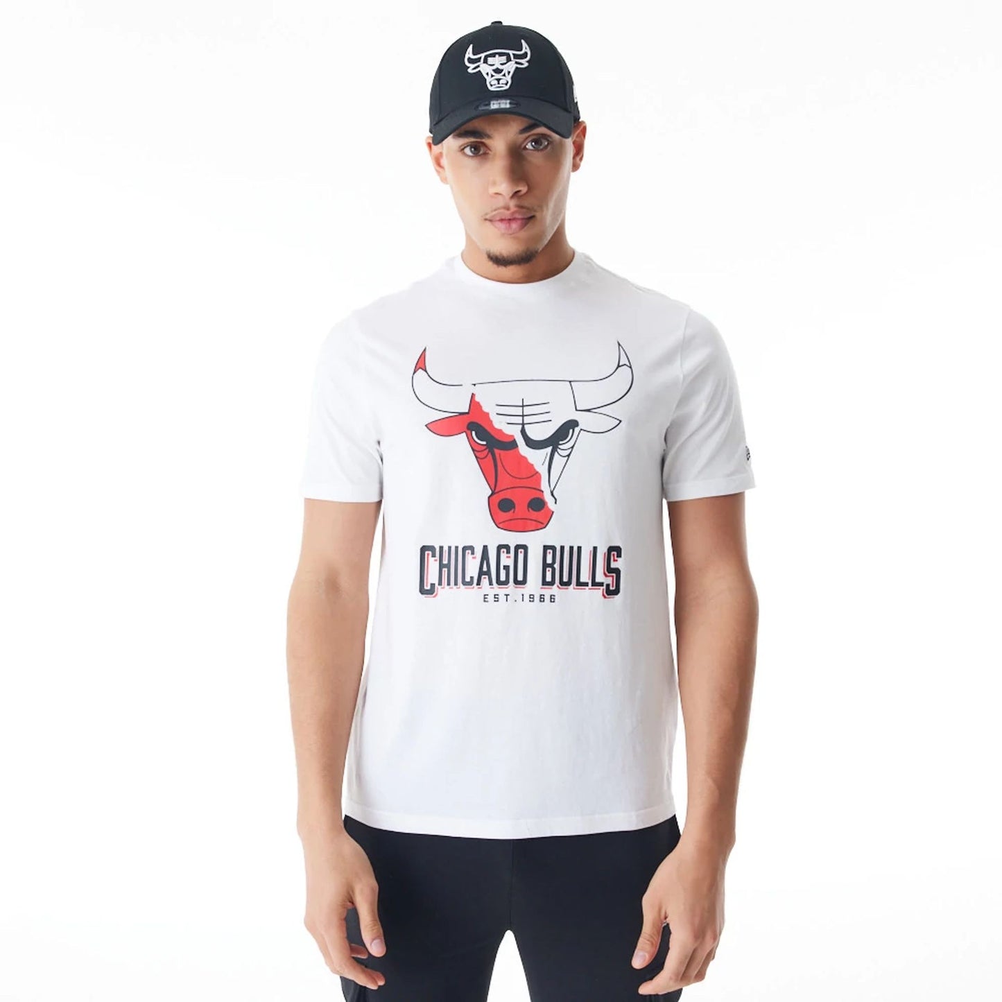 The Male model is wearing Chicago Bulls NBA Logo Graphic White T-Shirt 1