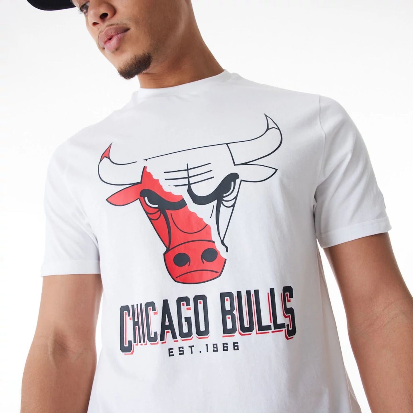 The Male model is wearing Chicago Bulls NBA Logo Graphic White T-Shirt 5