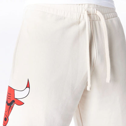 The Male model is wearing Chicago Bulls NBA Bubble Script Light Beige Shorts  4