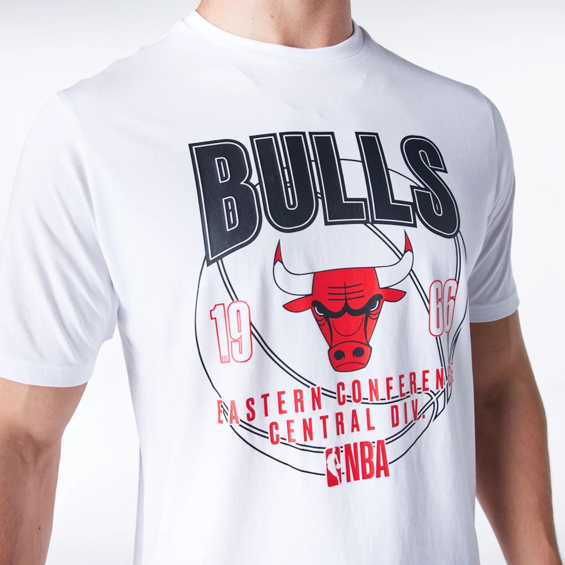 The Male model is wearing Chicago Bulls NBA Wordmark Graphic White T-Shirt 5