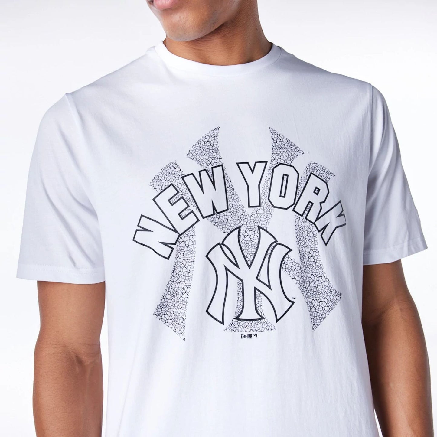 The Male model is wearing New York Yankees MLB Team Logo Graphic White T-Shirt 3