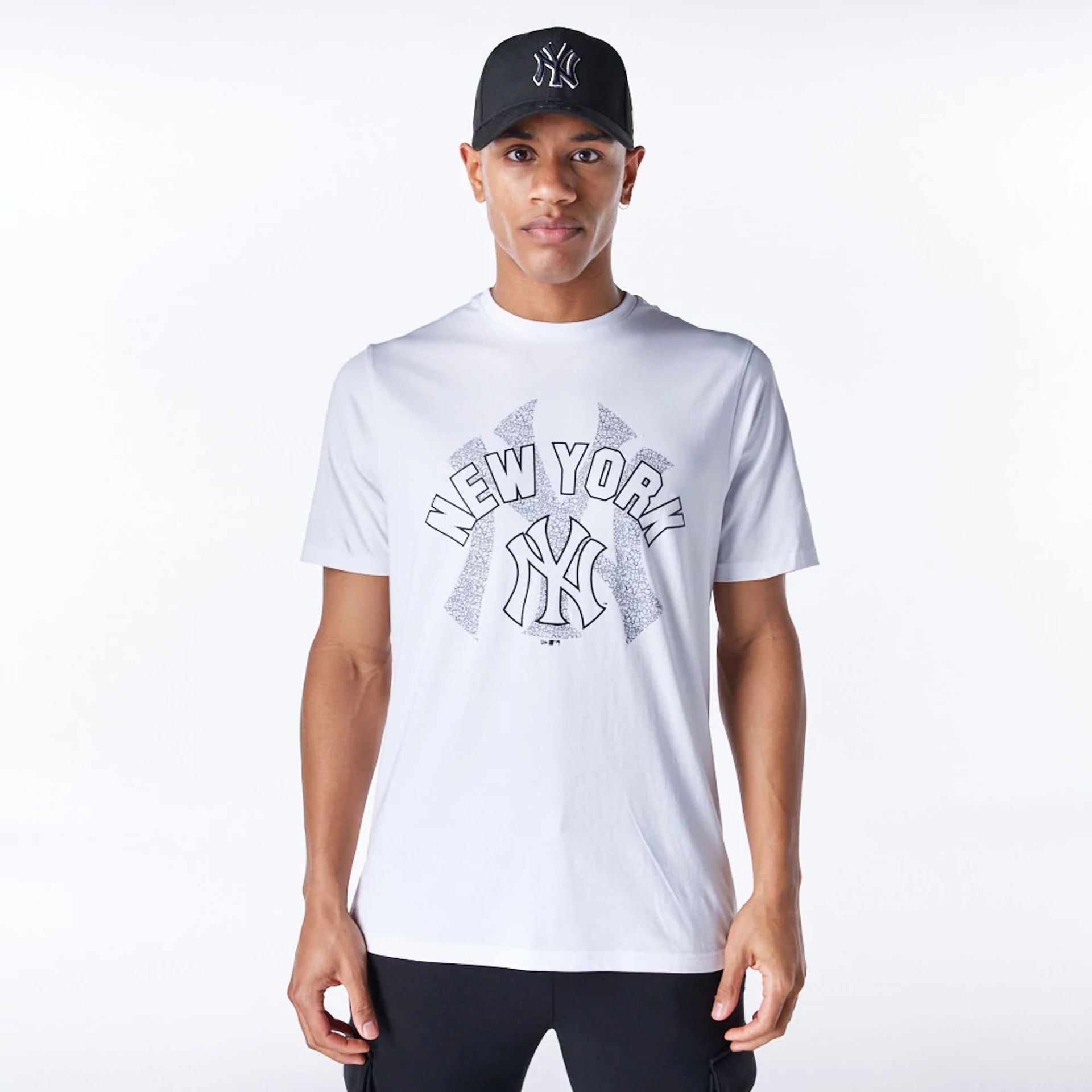 The Male model is wearing New York Yankees MLB Team Logo Graphic White T-Shirt 1