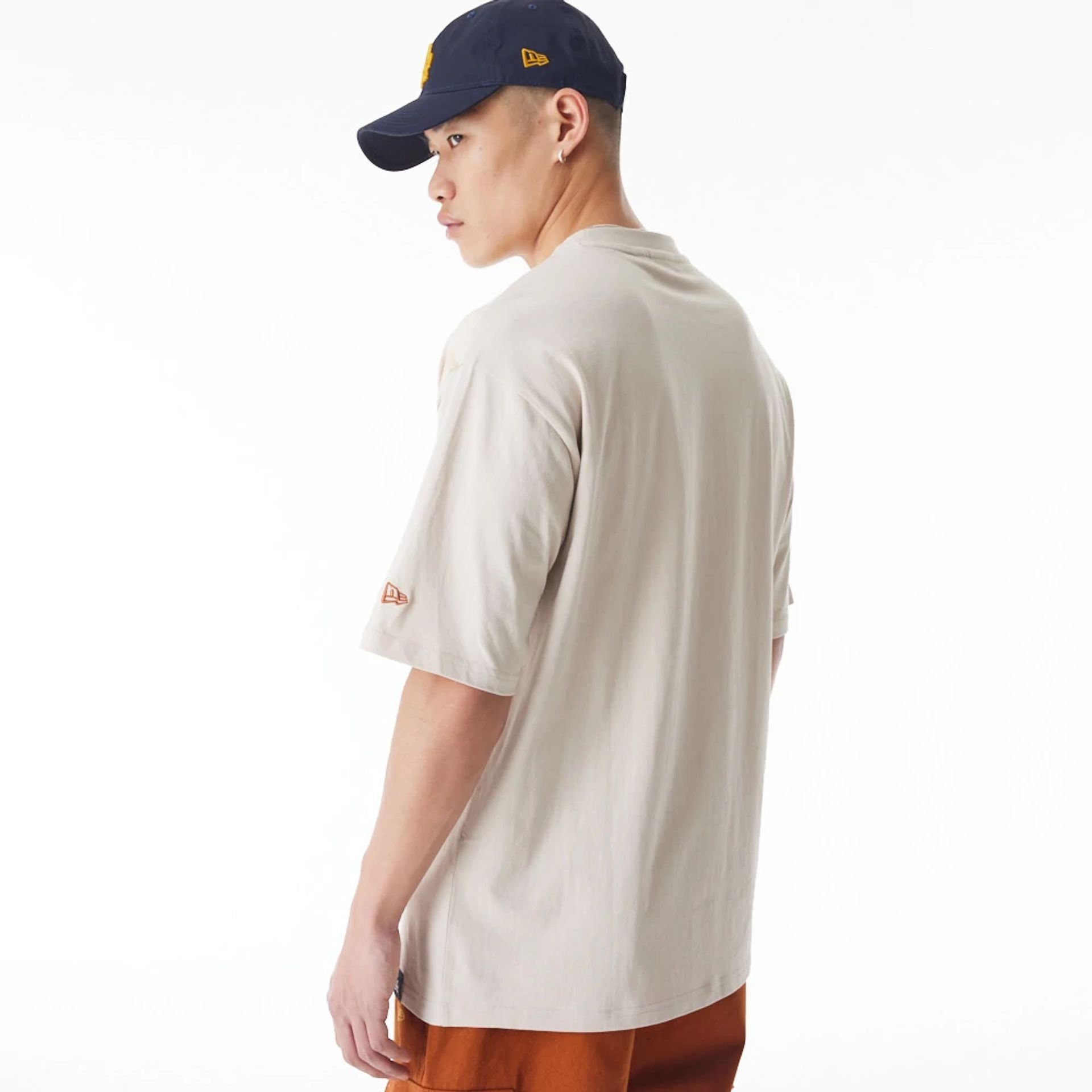 The Male model is wearing LA Dodgers MLB Script Graphic Cream Oversized T-Shirt  6