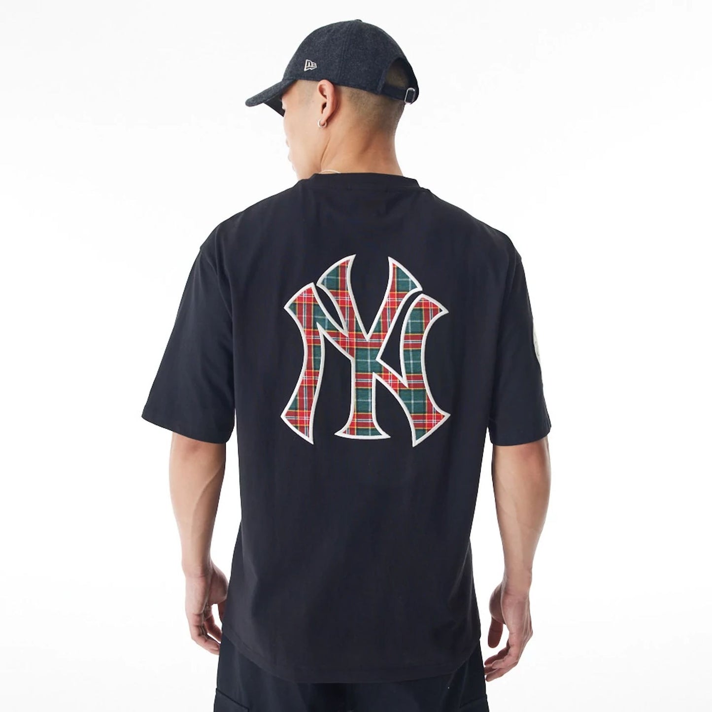 The Male model is wearing New York Yankees MLB Tartan Infill Black Oversized T-Shirt  2