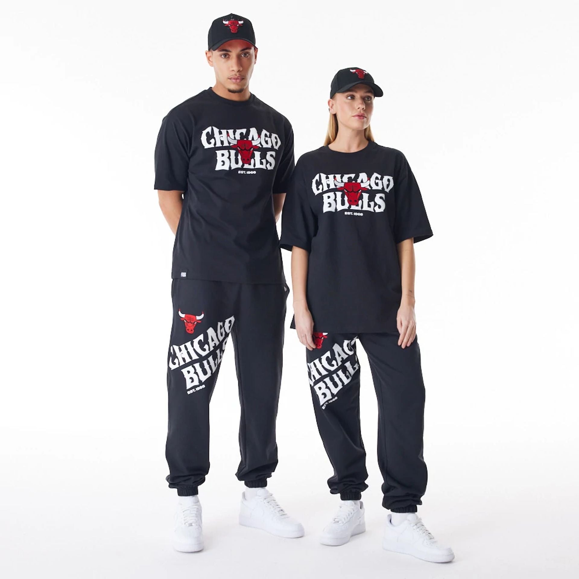 The Male model is wearing Chicago Bulls NBA Graphic Black Oversized T-Shirt  5