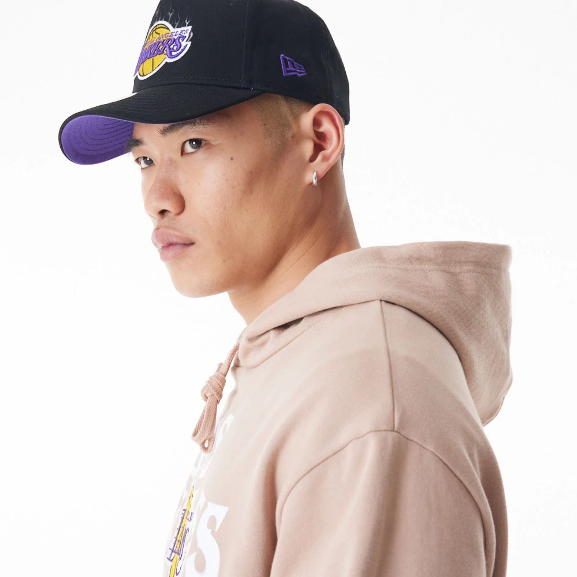 The Male model is wearing LA Lakers NBA Graphic Beige Oversized Pullover Hoodie  5