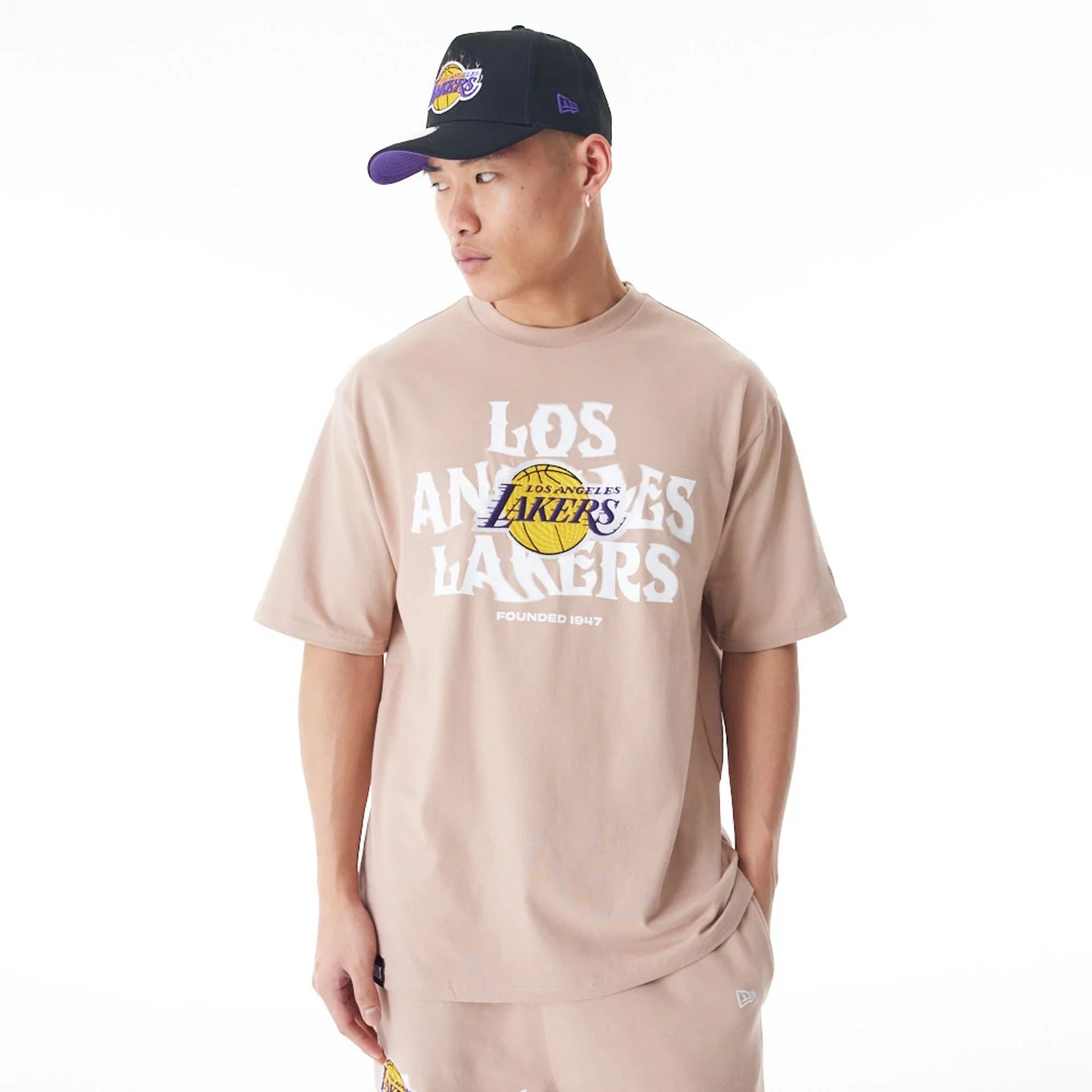 The Male model is wearing LA Lakers NBA Graphic Beige Oversized T-Shirt  1