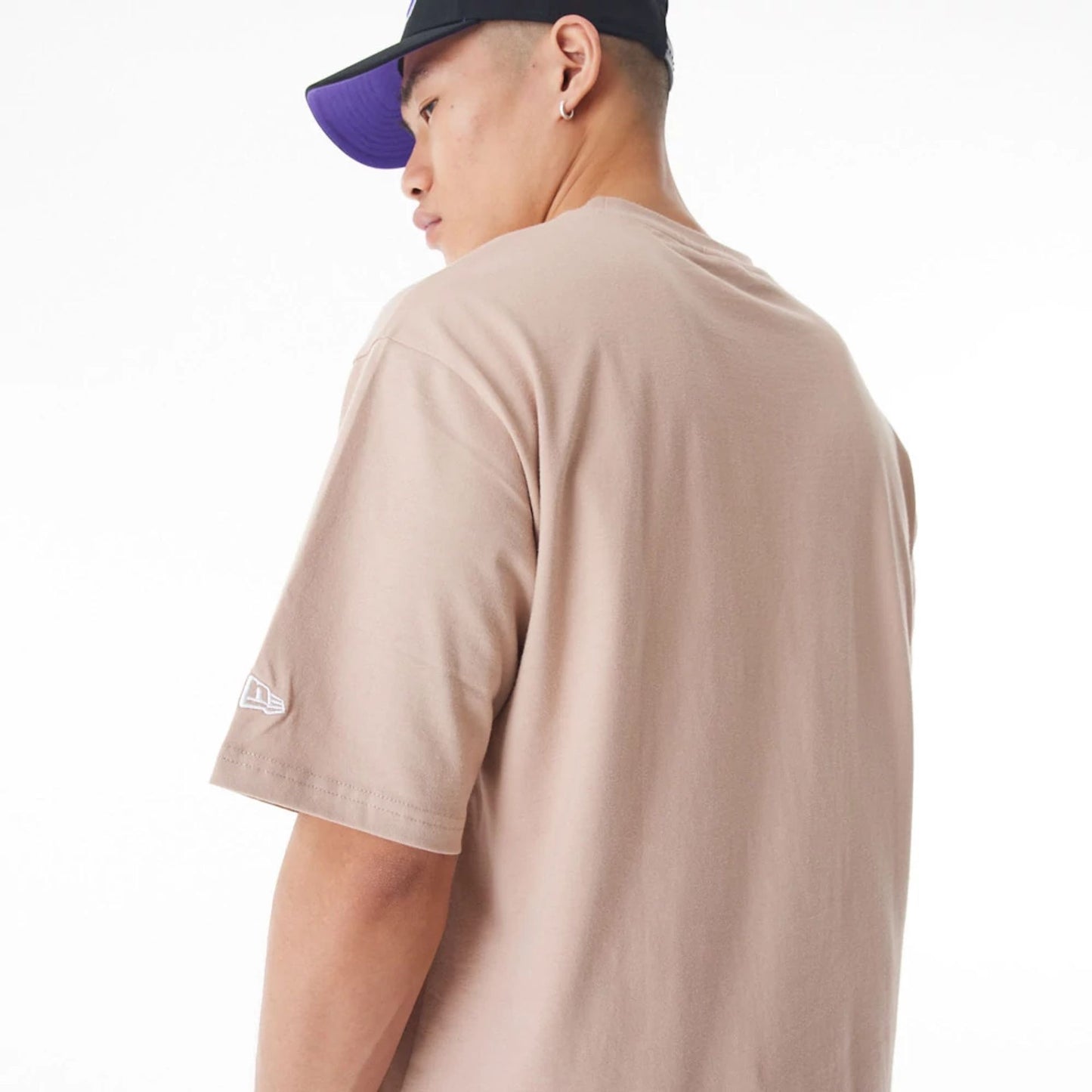 The Male model is wearing LA Lakers NBA Graphic Beige Oversized T-Shirt  7