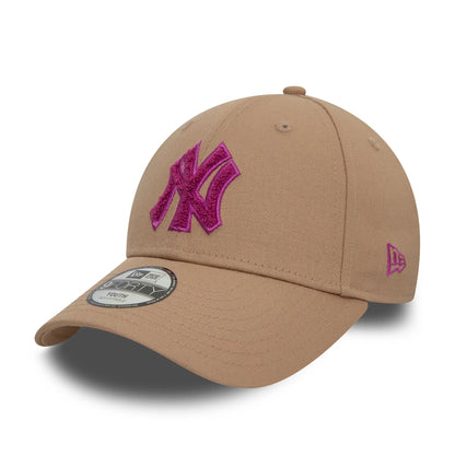 This is a New York Yankees Youth Boucle Beige 9FORTY Adjustable Cap 1