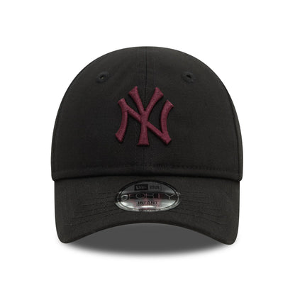 This is a New York Yankees Infant League Essential Black 9FORTY Adjustable Cap 2